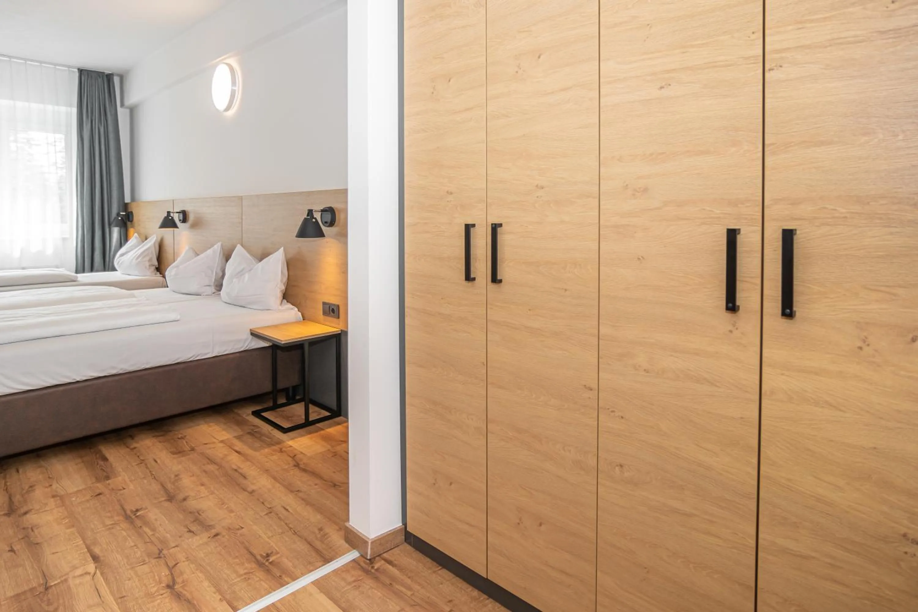 wardrobe, Bed in Apartimo Landshut