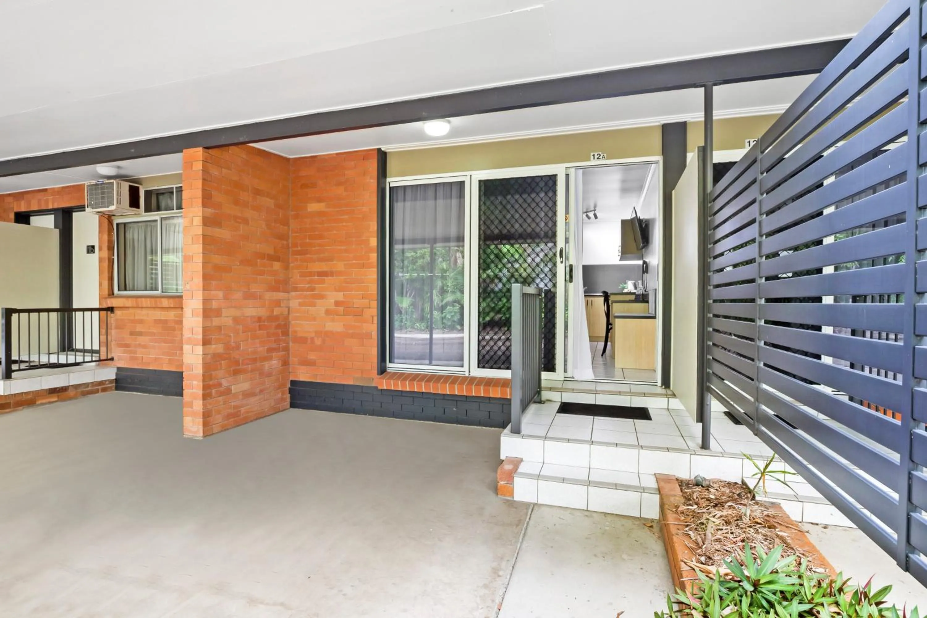 Parking in Comfort Resort Blue Pacific