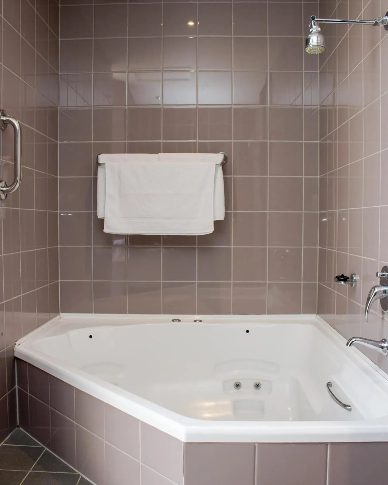 Hot Tub in Highlander Hotel Bar Kitchen Rooftop