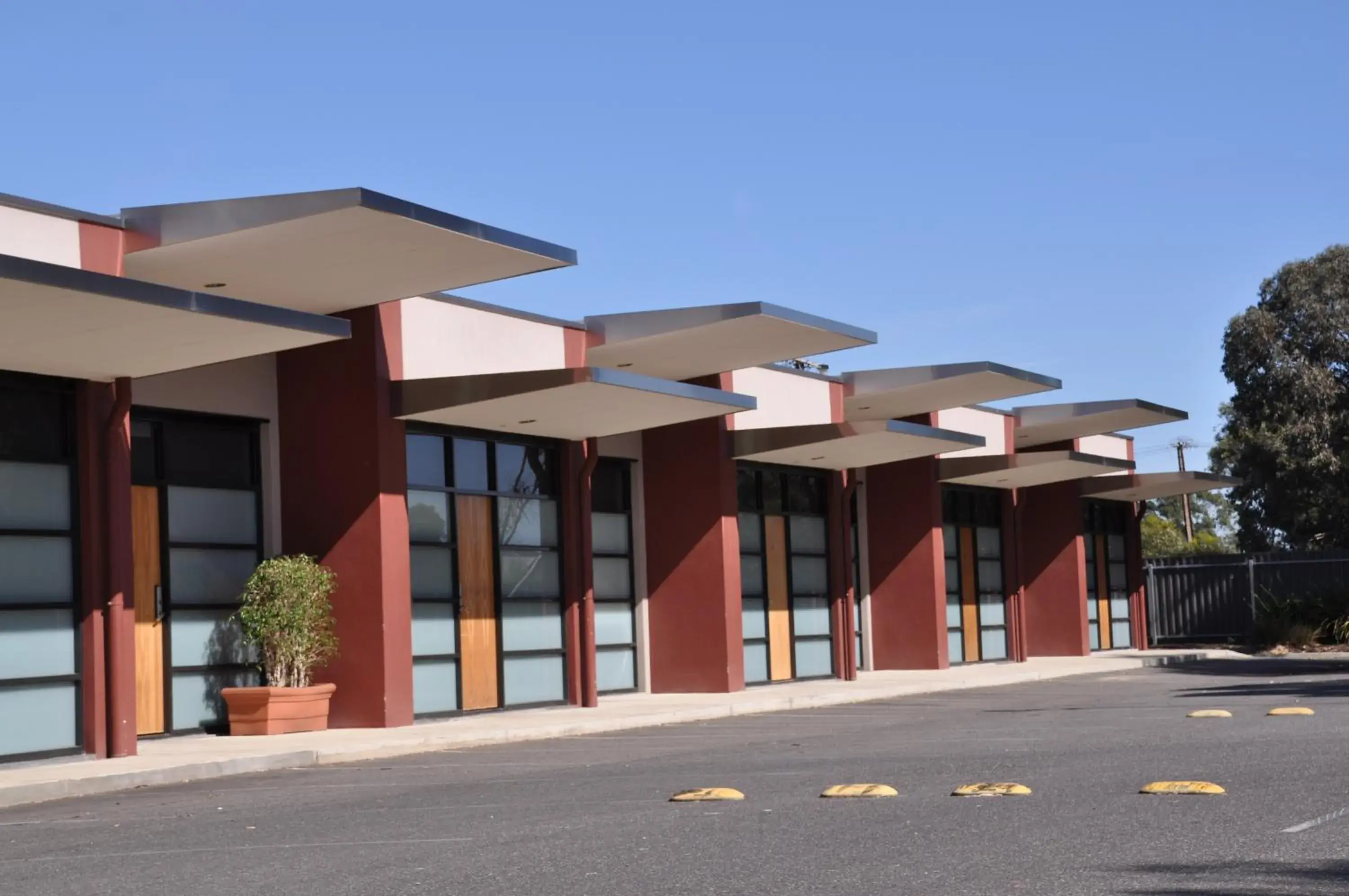 Property building in Highlander Hotel Bar Kitchen Rooftop Property building in Highlander Hotel Bar Kitchen Rooftop