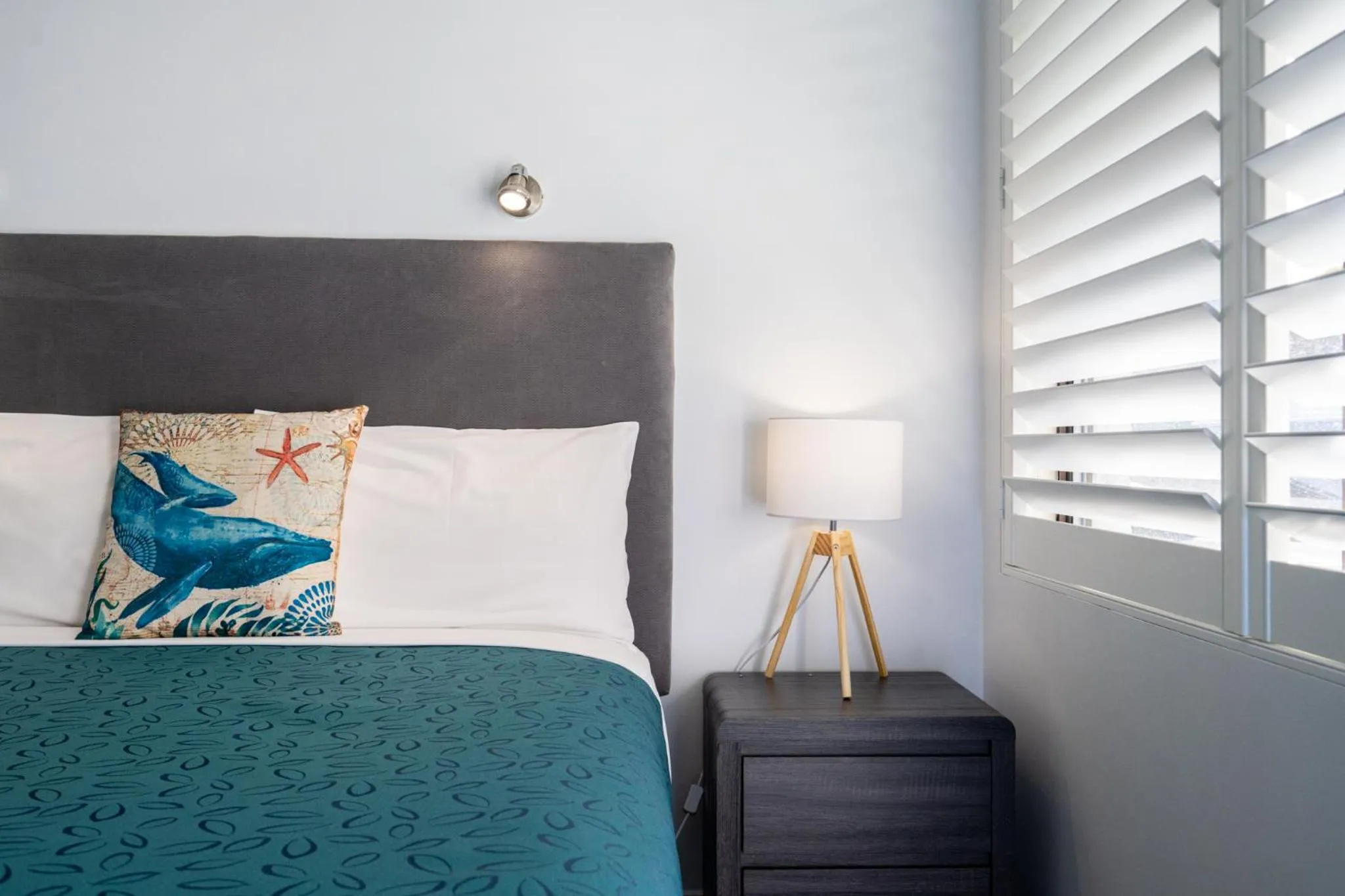 Bedroom, Bed in Waves on Banyan formerly Comfort Inn International