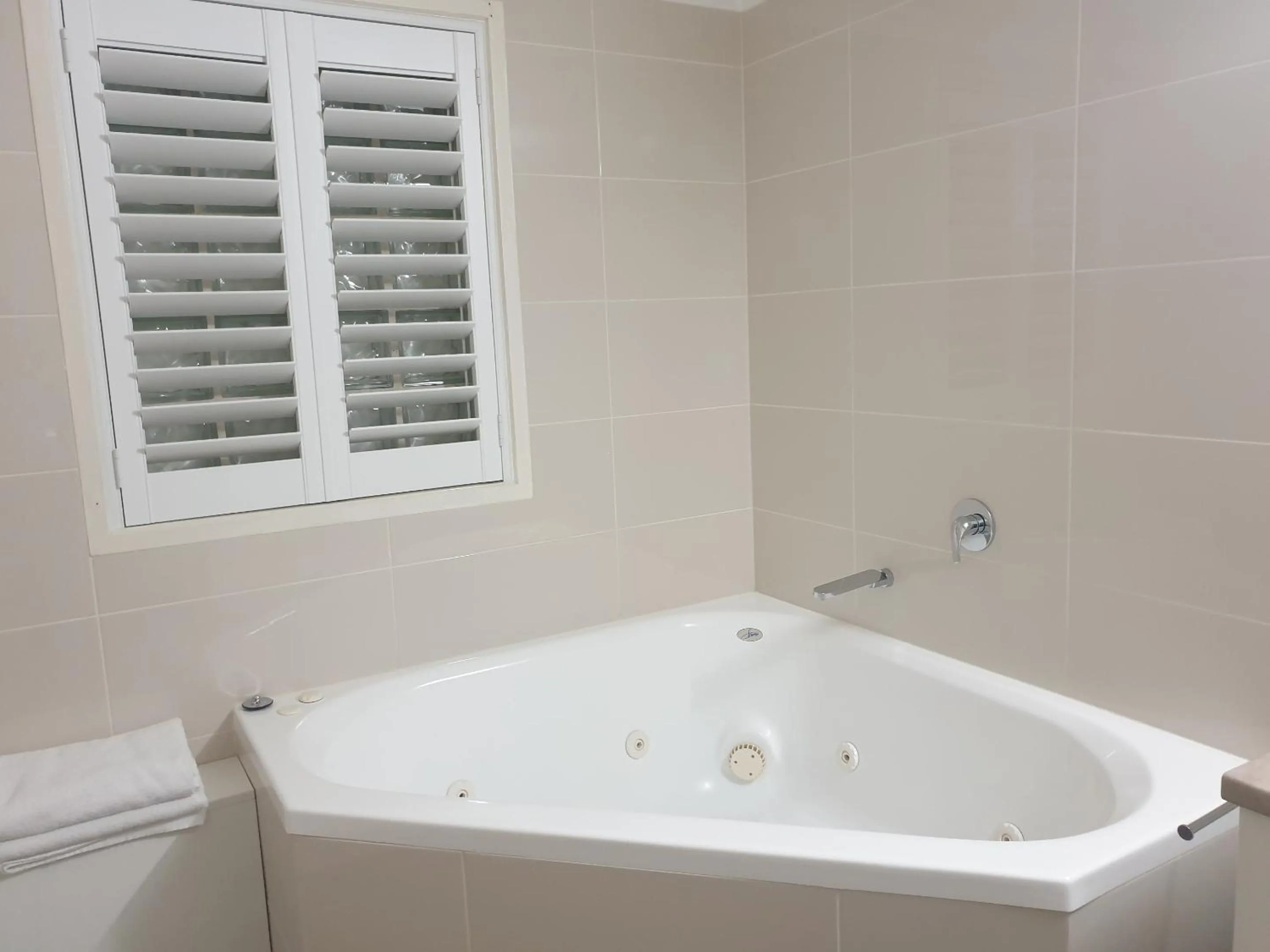 Bathroom in Waves on Banyan formerly Comfort Inn International