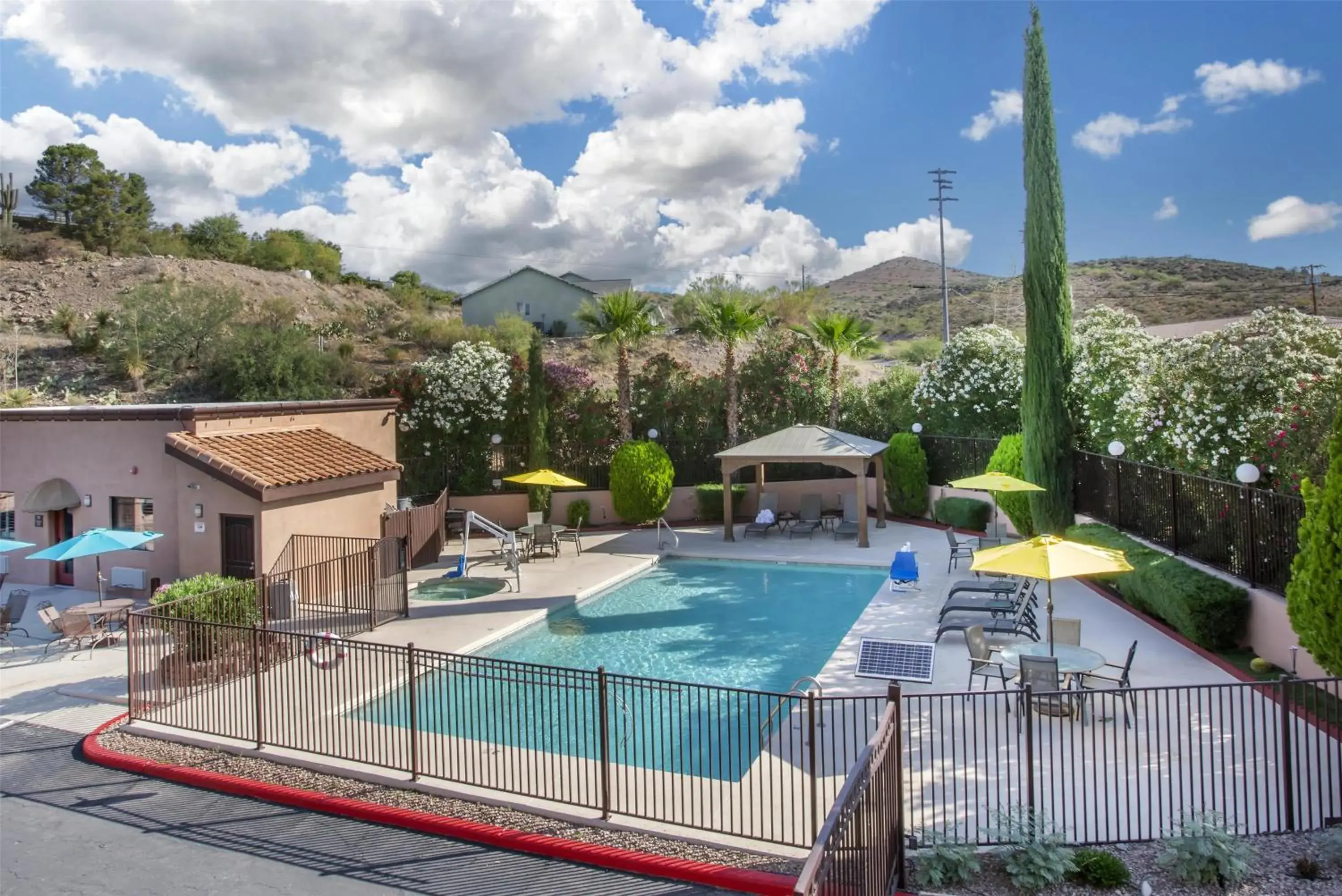 Pool view in Best Western Copper Hills Inn Pool view in Best Western Copper Hills Inn