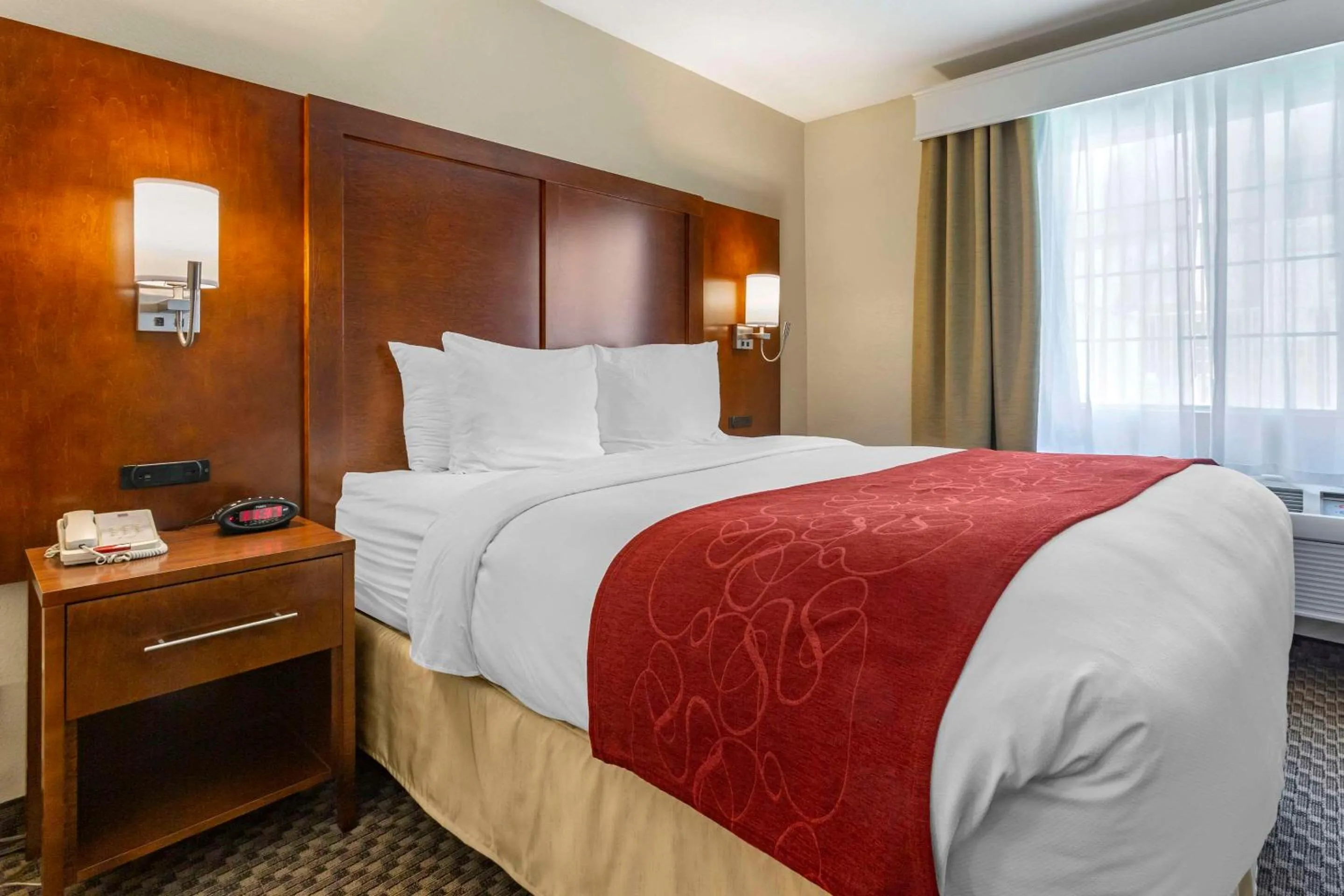 Bedroom, Bed in Comfort Suites Phoenix Airport