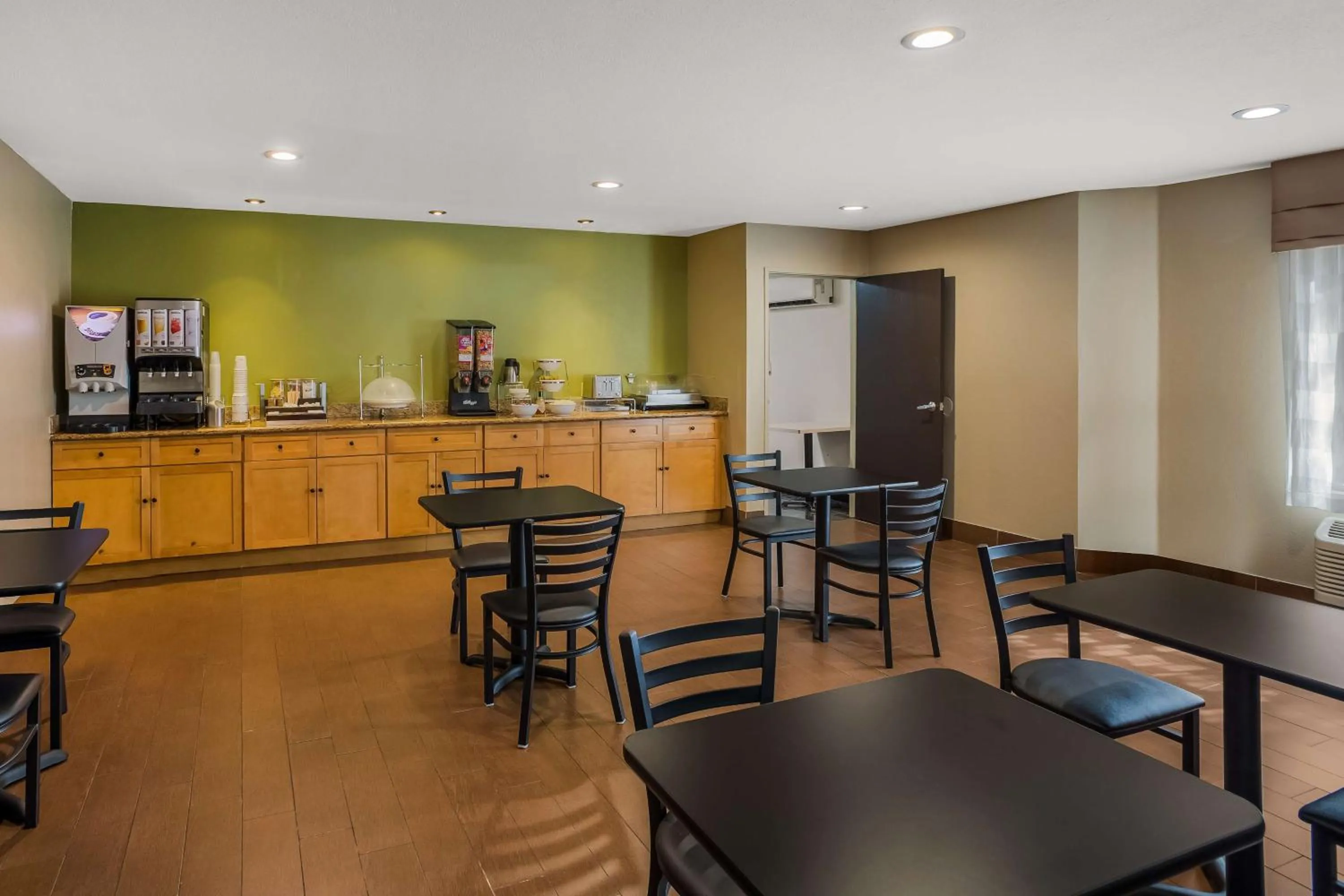 Restaurant/places to eat in SureStay Plus by Best Western Mesa Superstition Springs