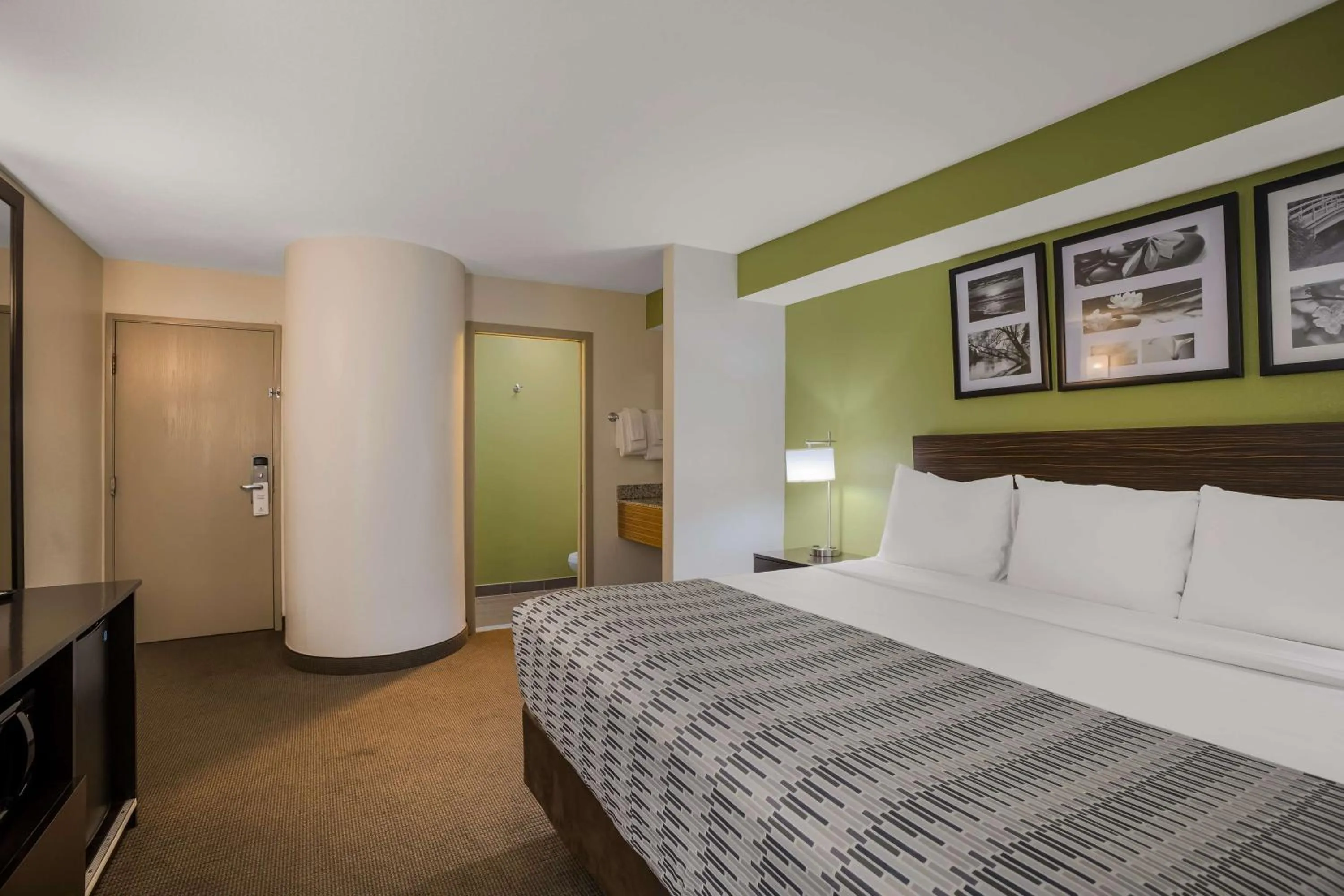 Bedroom, Bed in SureStay Plus by Best Western Mesa Superstition Springs