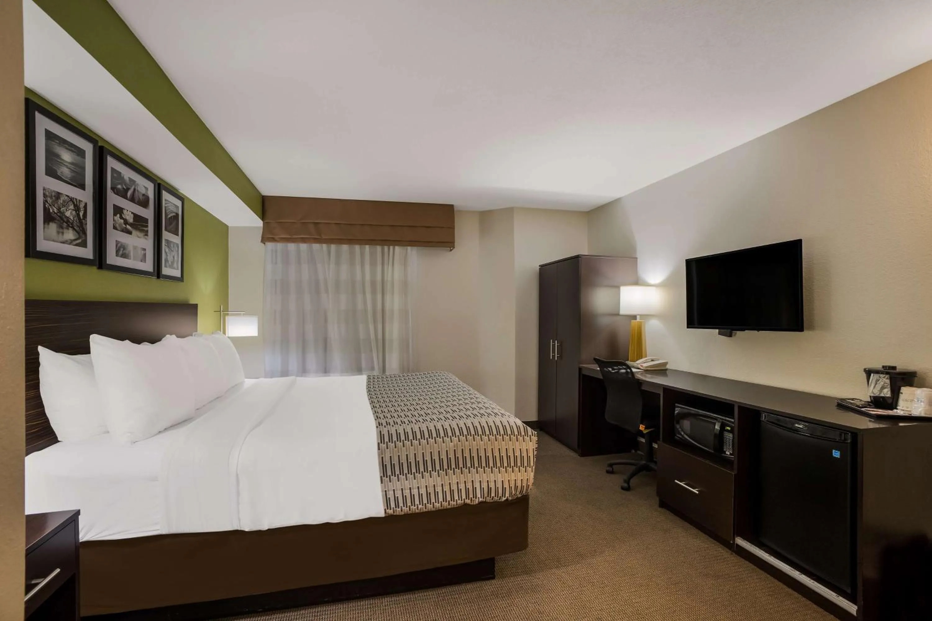 Bedroom, Bed in SureStay Plus by Best Western Mesa Superstition Springs