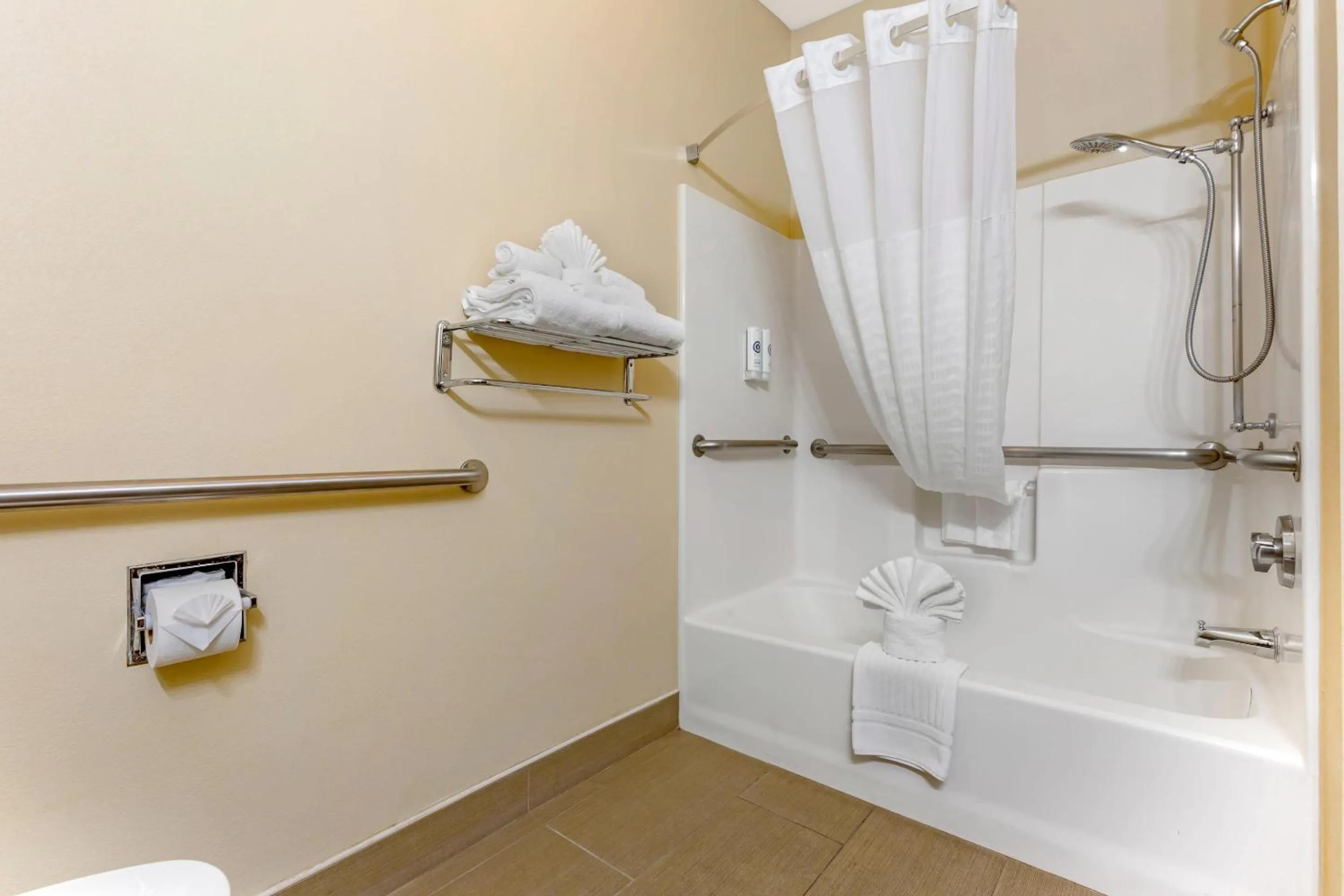 Bedroom in Comfort Inn Phoenix Central City