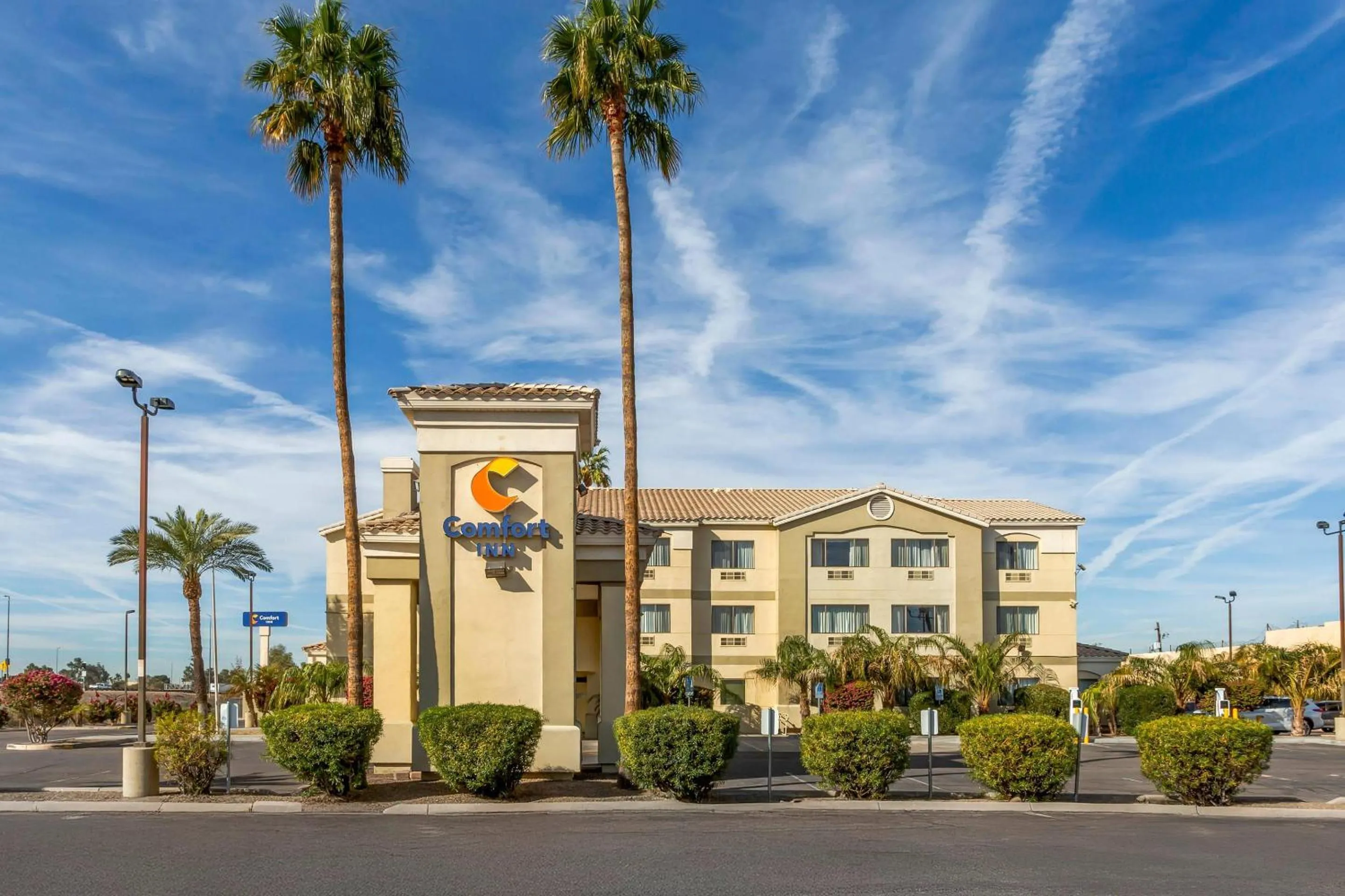 Property building in Comfort Inn Phoenix Central City