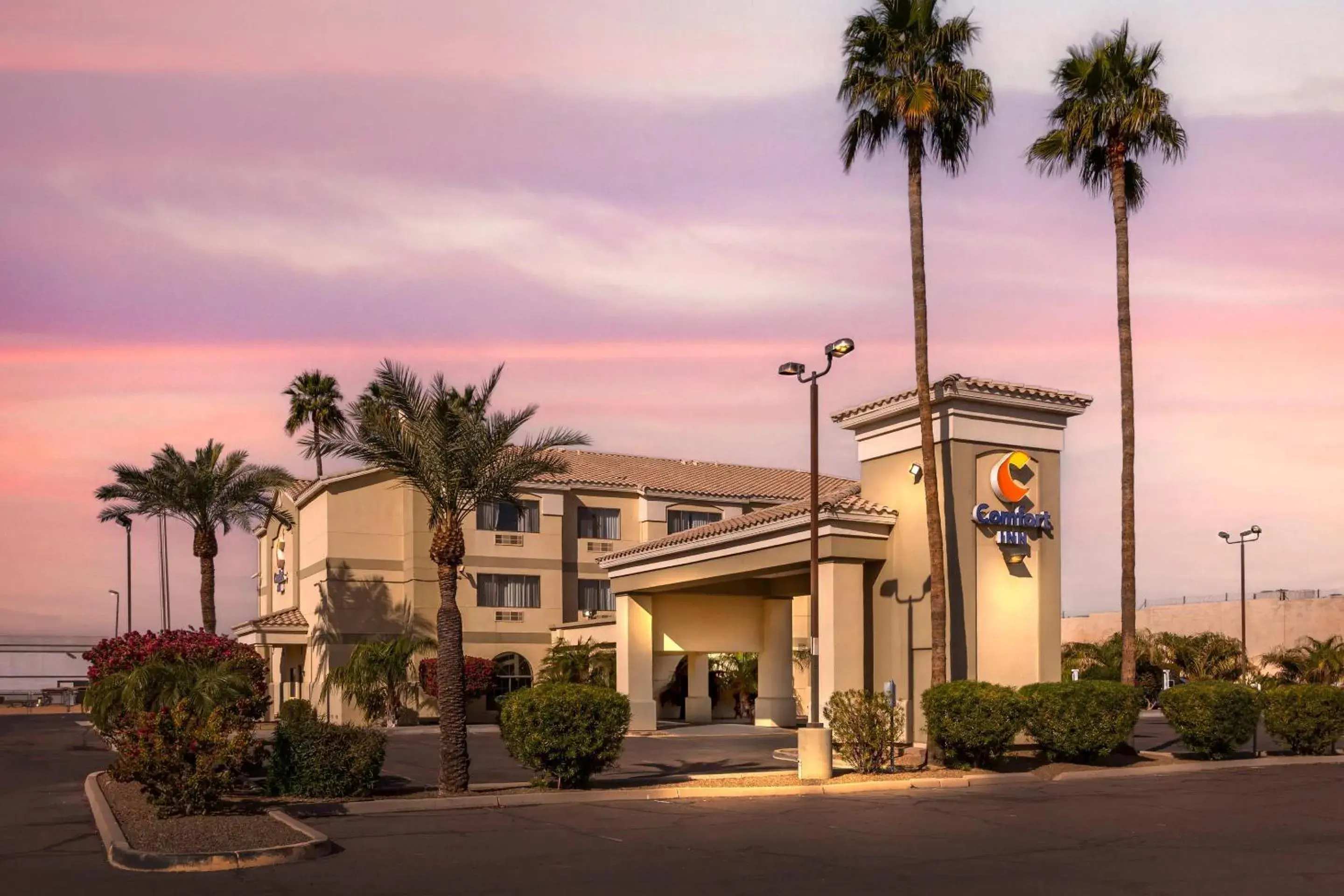 Property building in Comfort Inn Phoenix Central City Property building in Comfort Inn Phoenix Central City