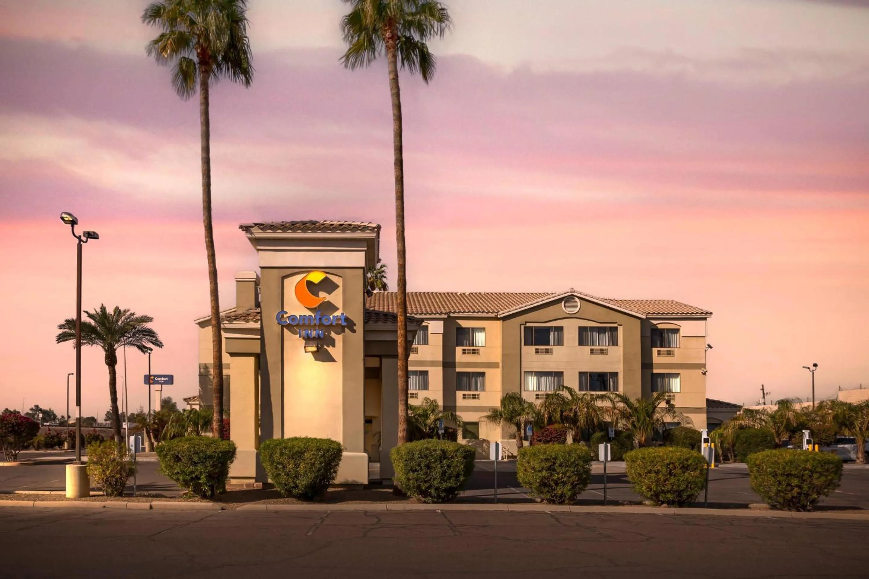 Property building in Comfort Inn Phoenix Central City