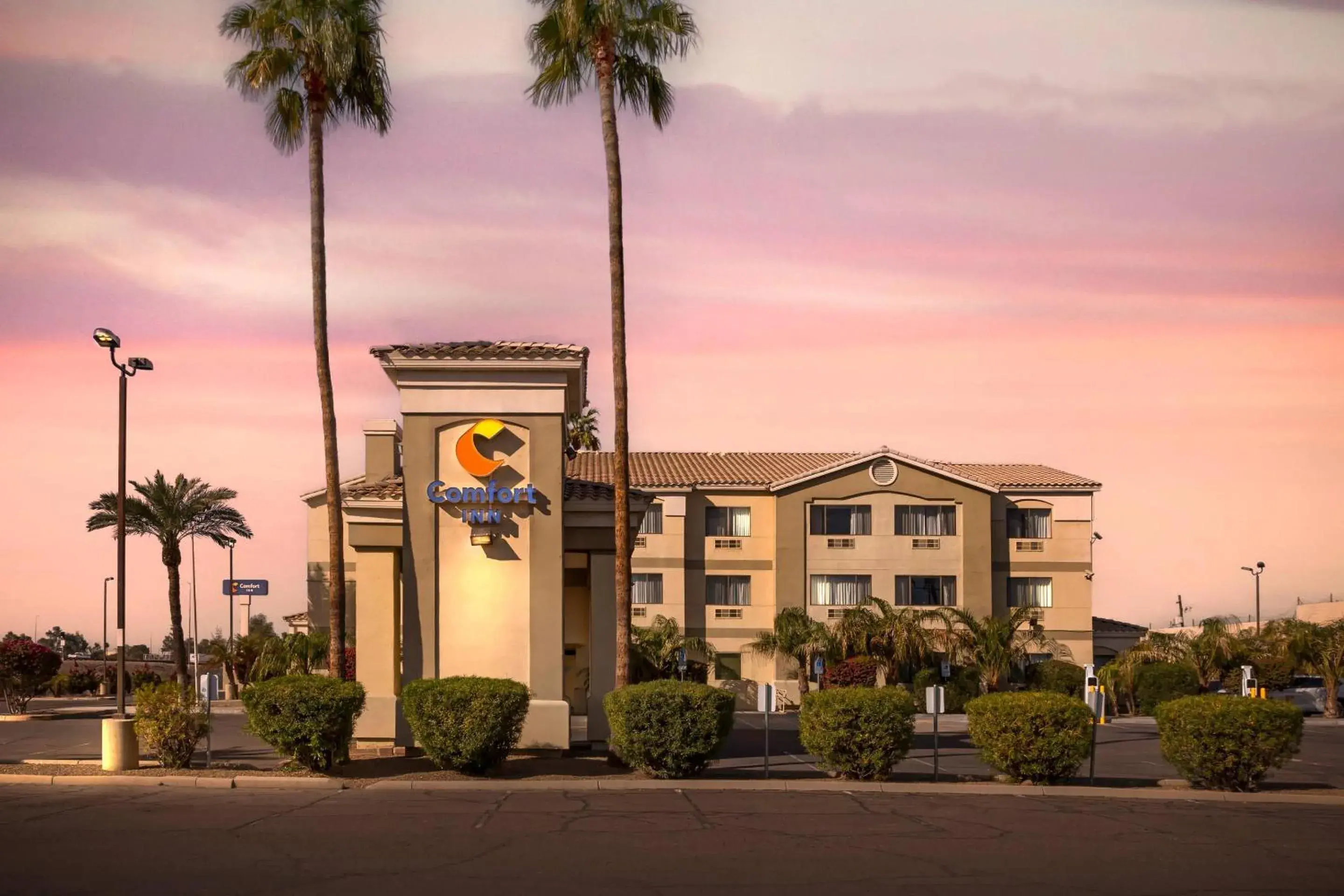 Property building in Comfort Inn Phoenix Central City Property building in Comfort Inn Phoenix Central City