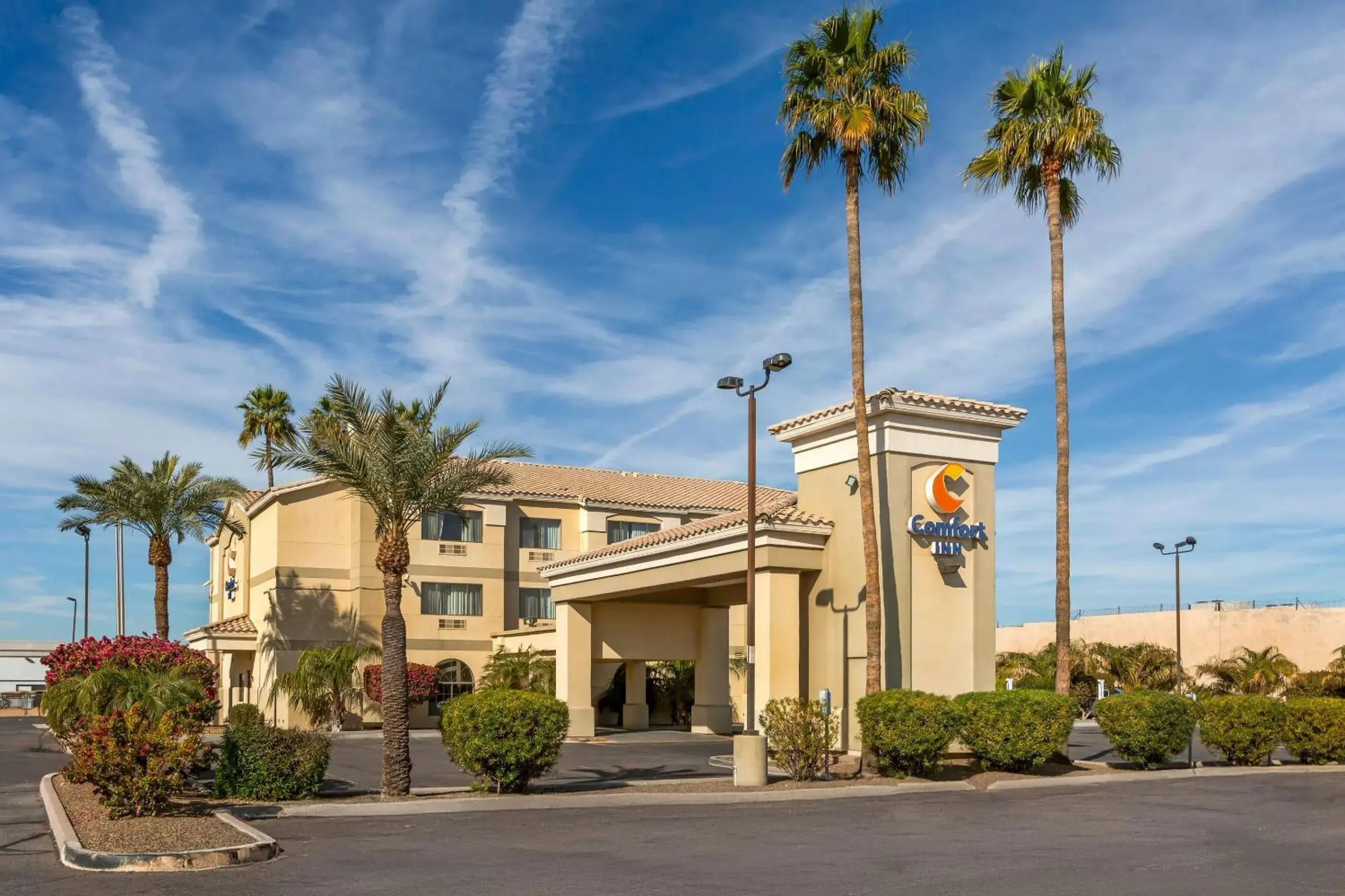Property building in Comfort Inn Phoenix Central City Property building in Comfort Inn Phoenix Central City
