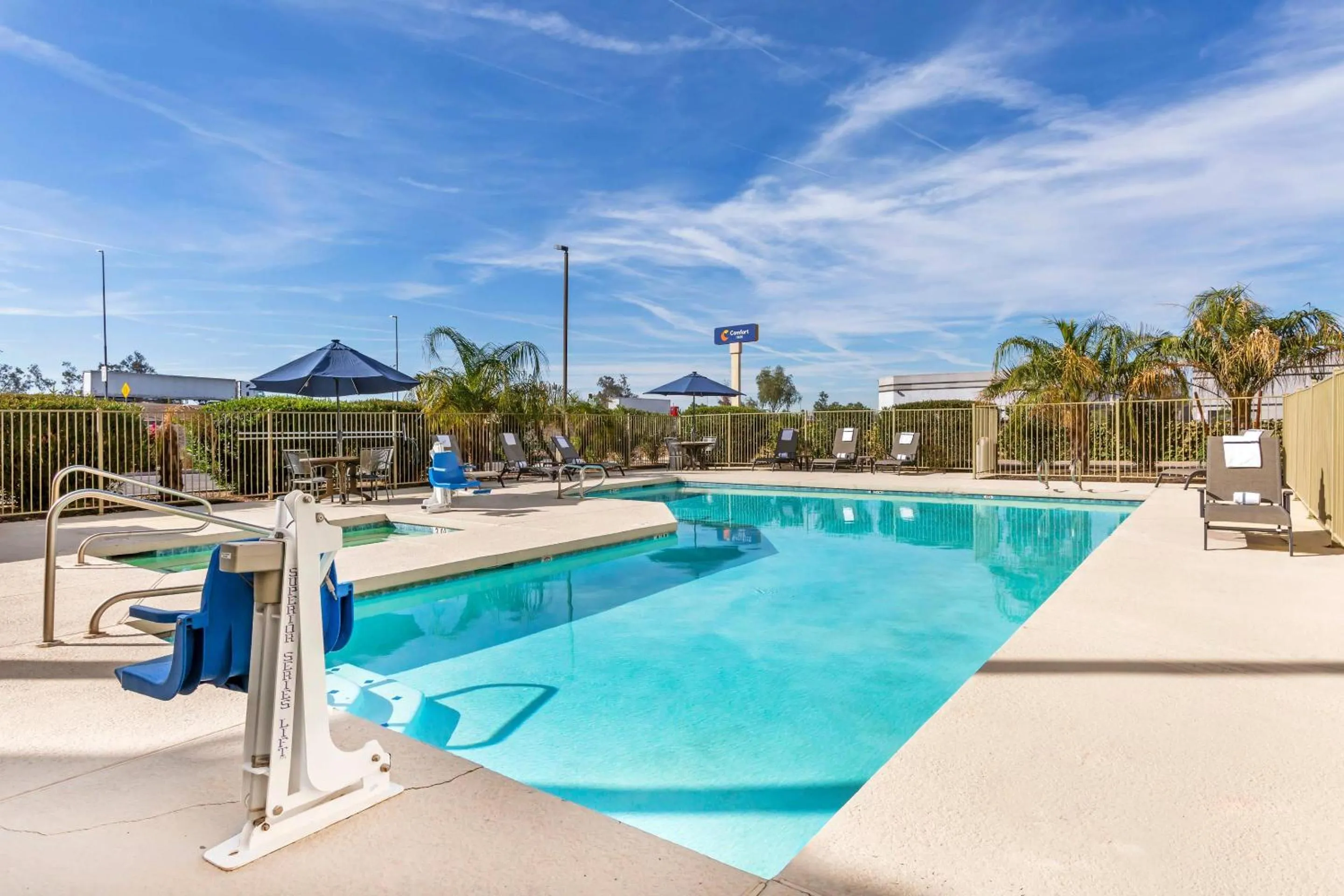 Swimming pool in Comfort Inn Phoenix Central City