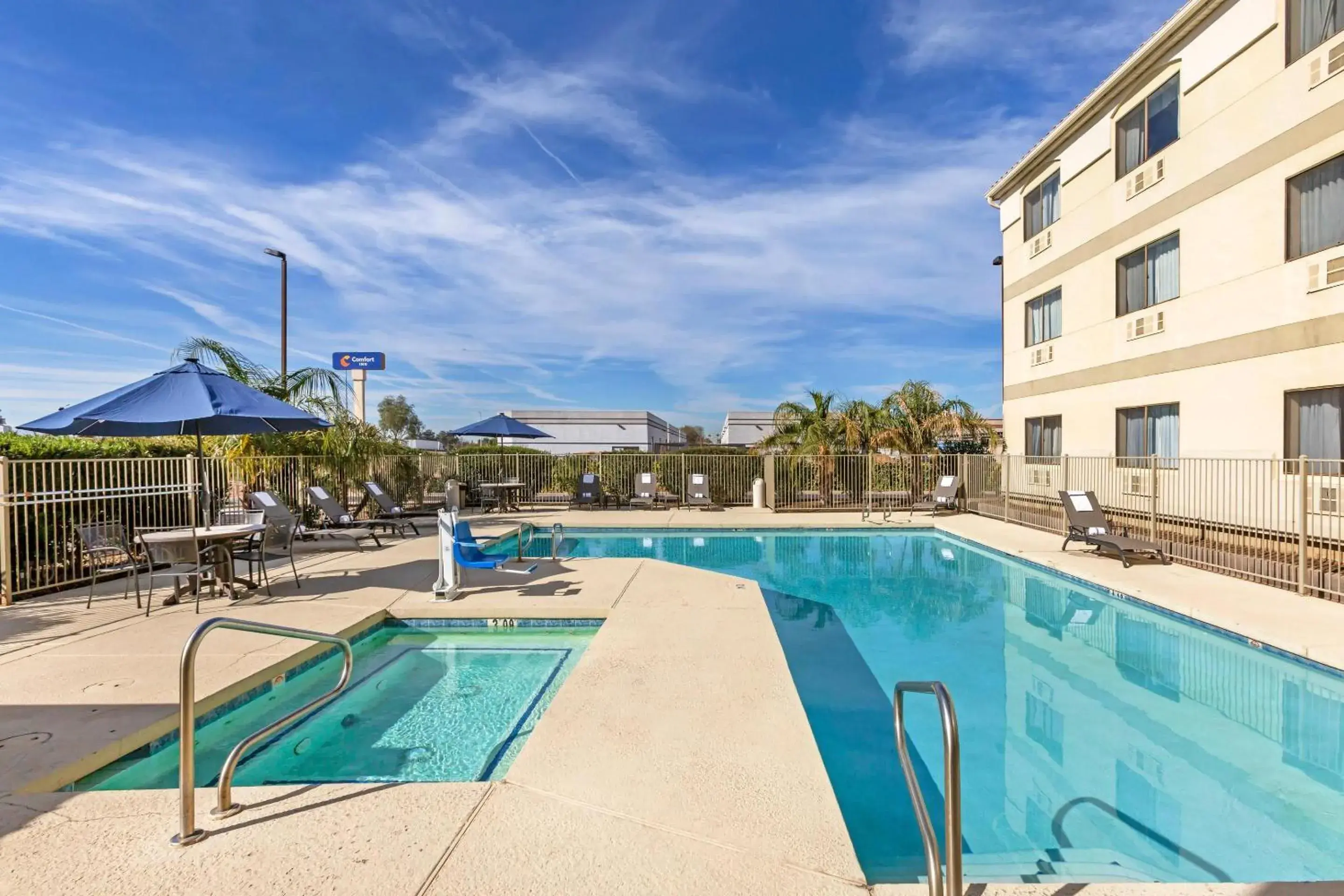 Swimming pool in Comfort Inn Phoenix Central City Swimming pool in Comfort Inn Phoenix Central City