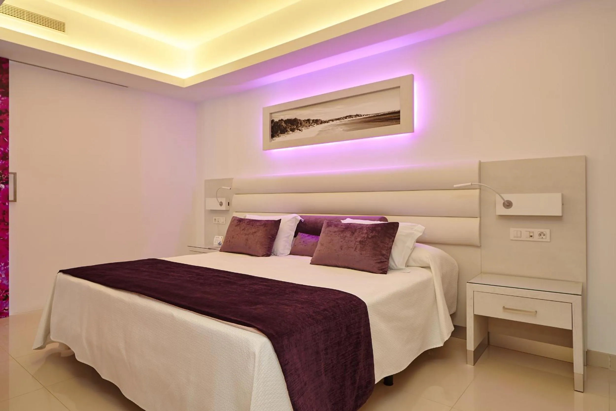 Photo of the whole room, Bed in Hotel Argos Ibiza