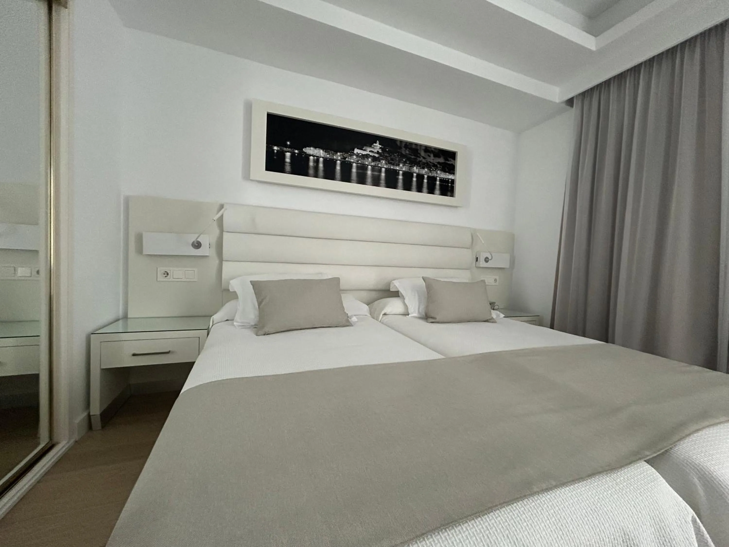 Photo of the whole room, Bed in Hotel Argos Ibiza