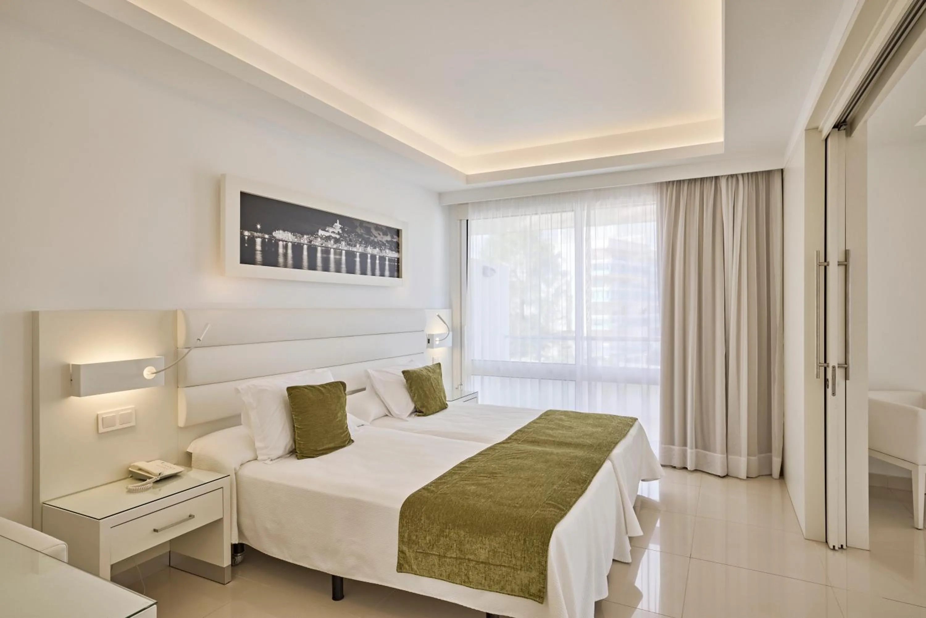 Photo of the whole room, Bed in Hotel Argos Ibiza