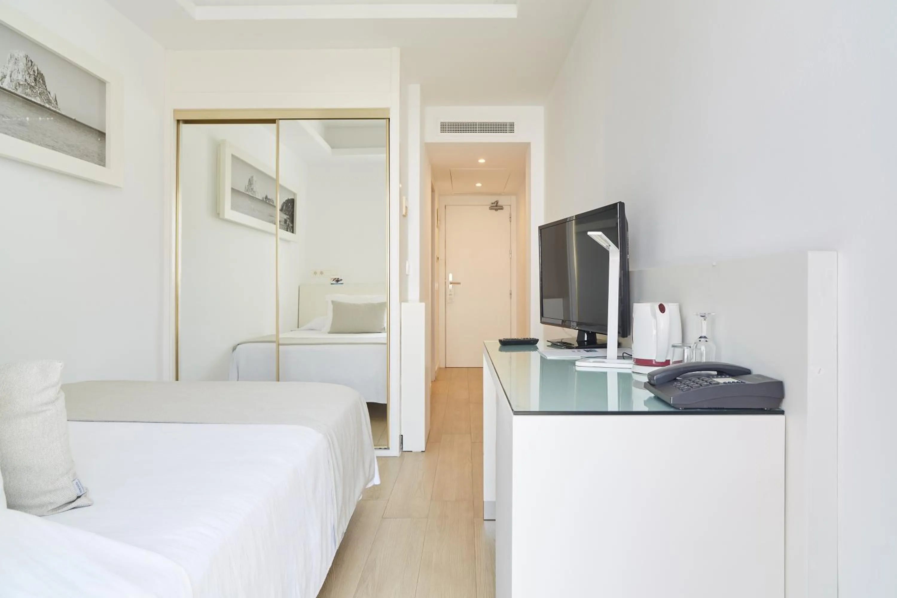 Photo of the whole room, Bed in Hotel Argos Ibiza