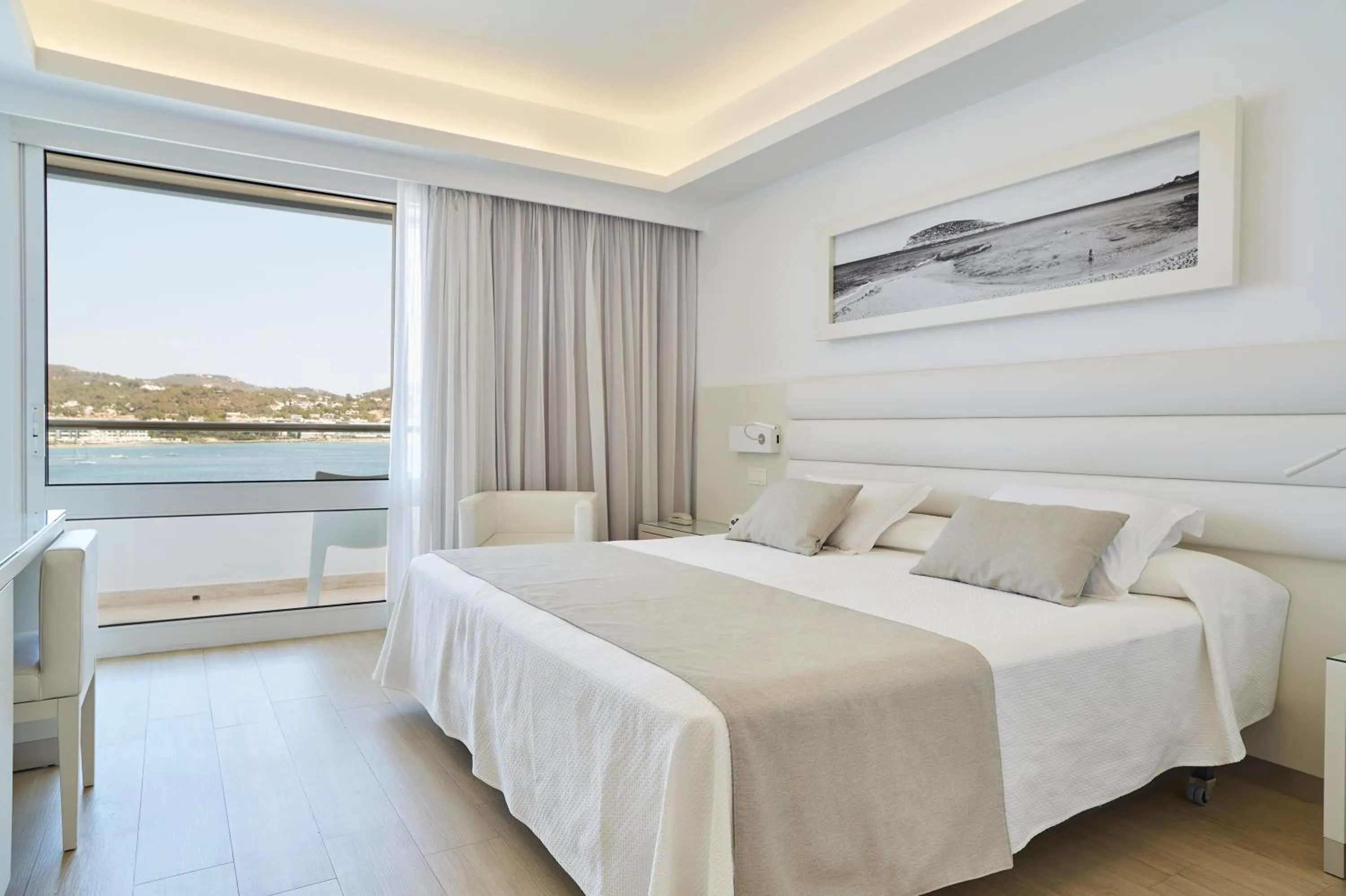 Photo of the whole room, Bed in Hotel Argos Ibiza