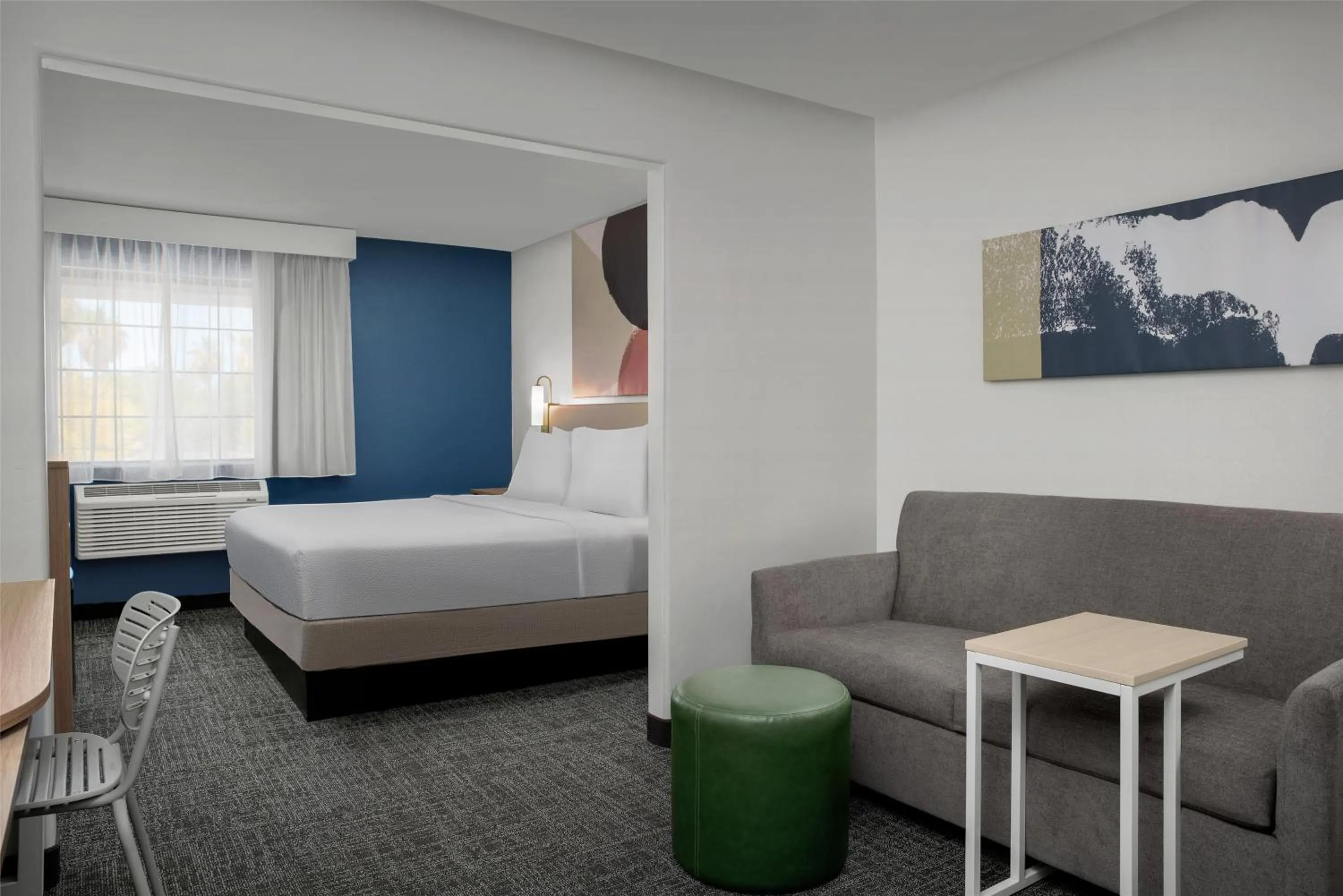 Living room, Bed in Spark By Hilton Tucson Airport