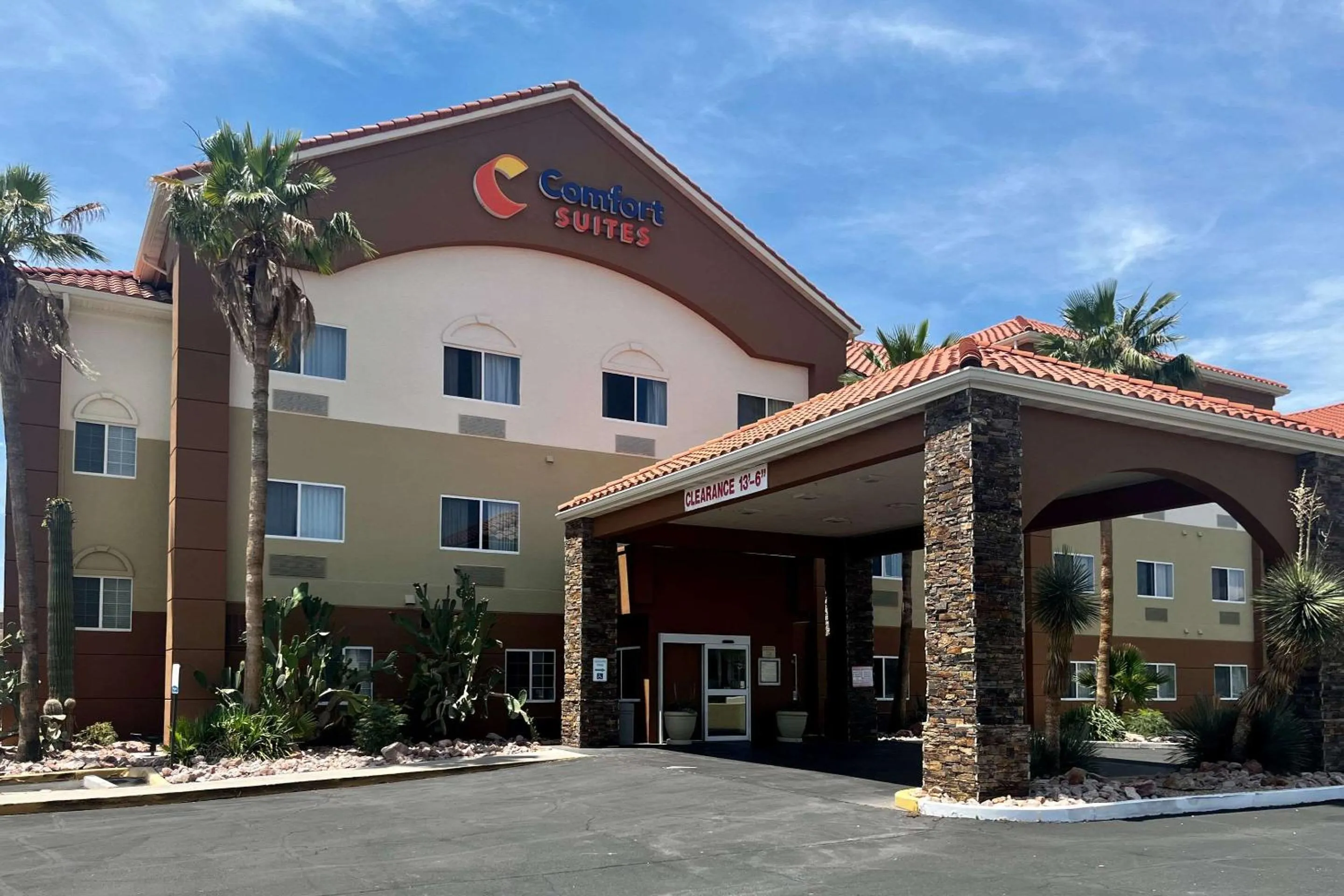 Property building in Comfort Suites Peoria Sports Complex
