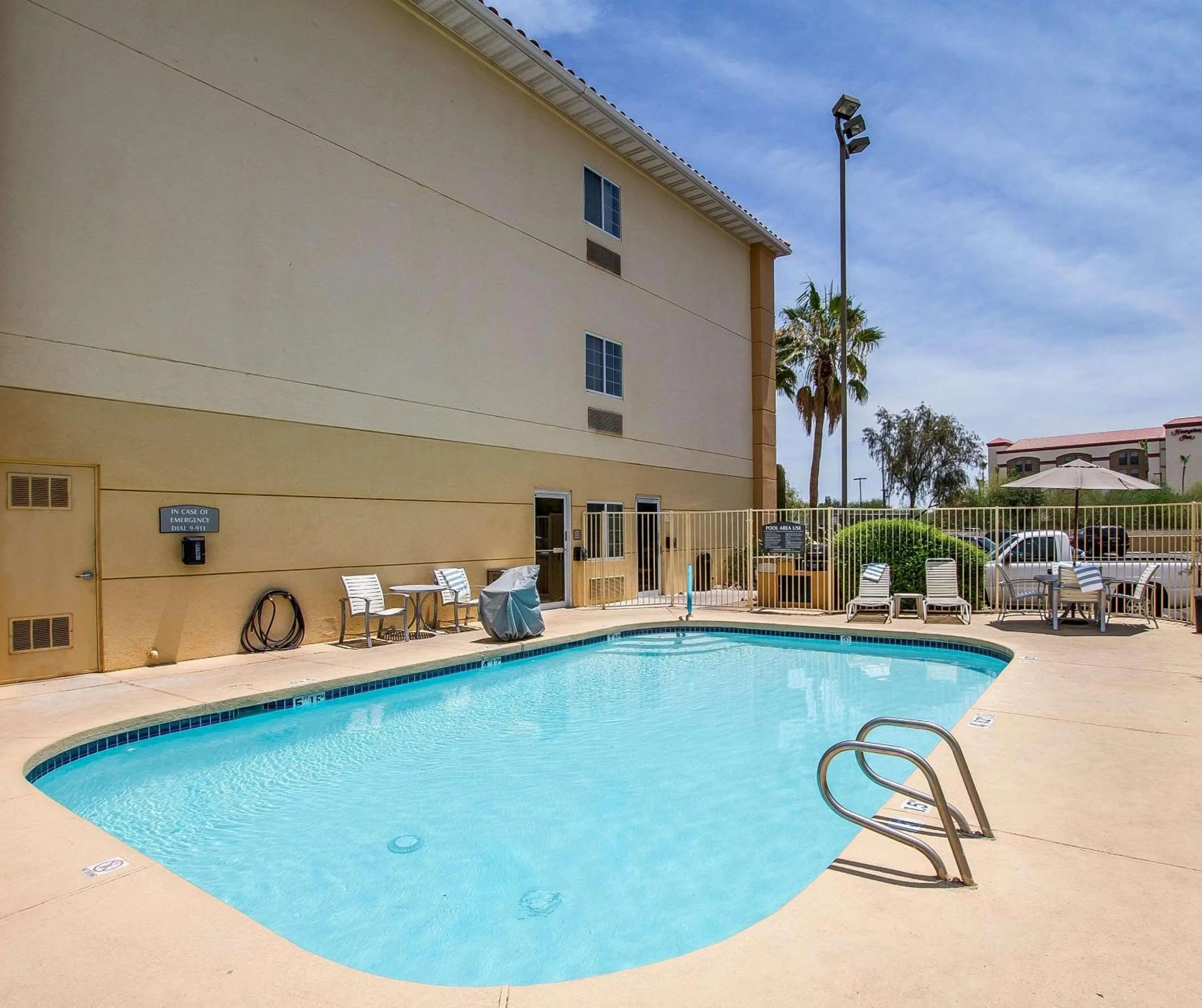 Swimming pool in Comfort Suites Peoria Sports Complex