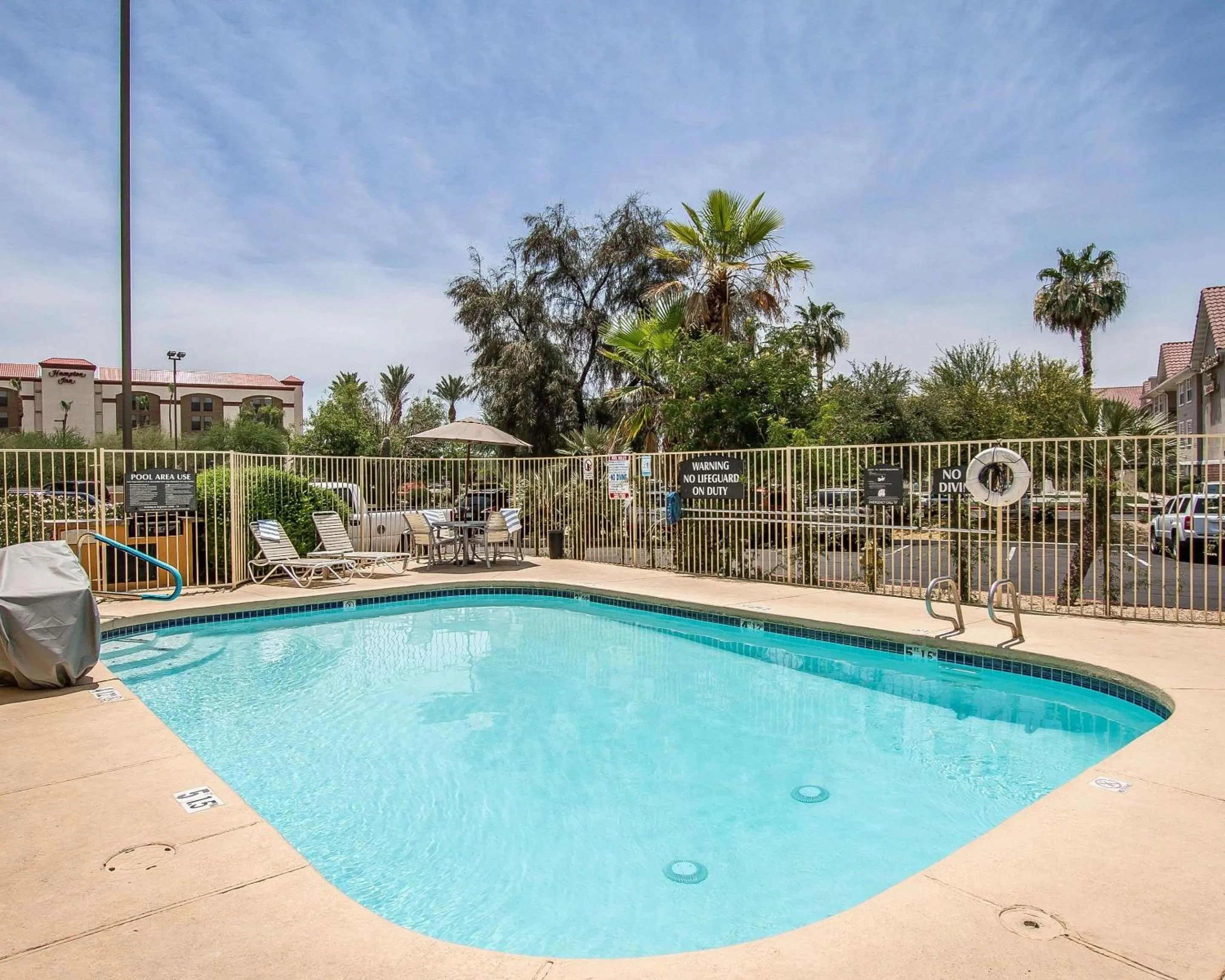Swimming pool in Comfort Suites Peoria Sports Complex