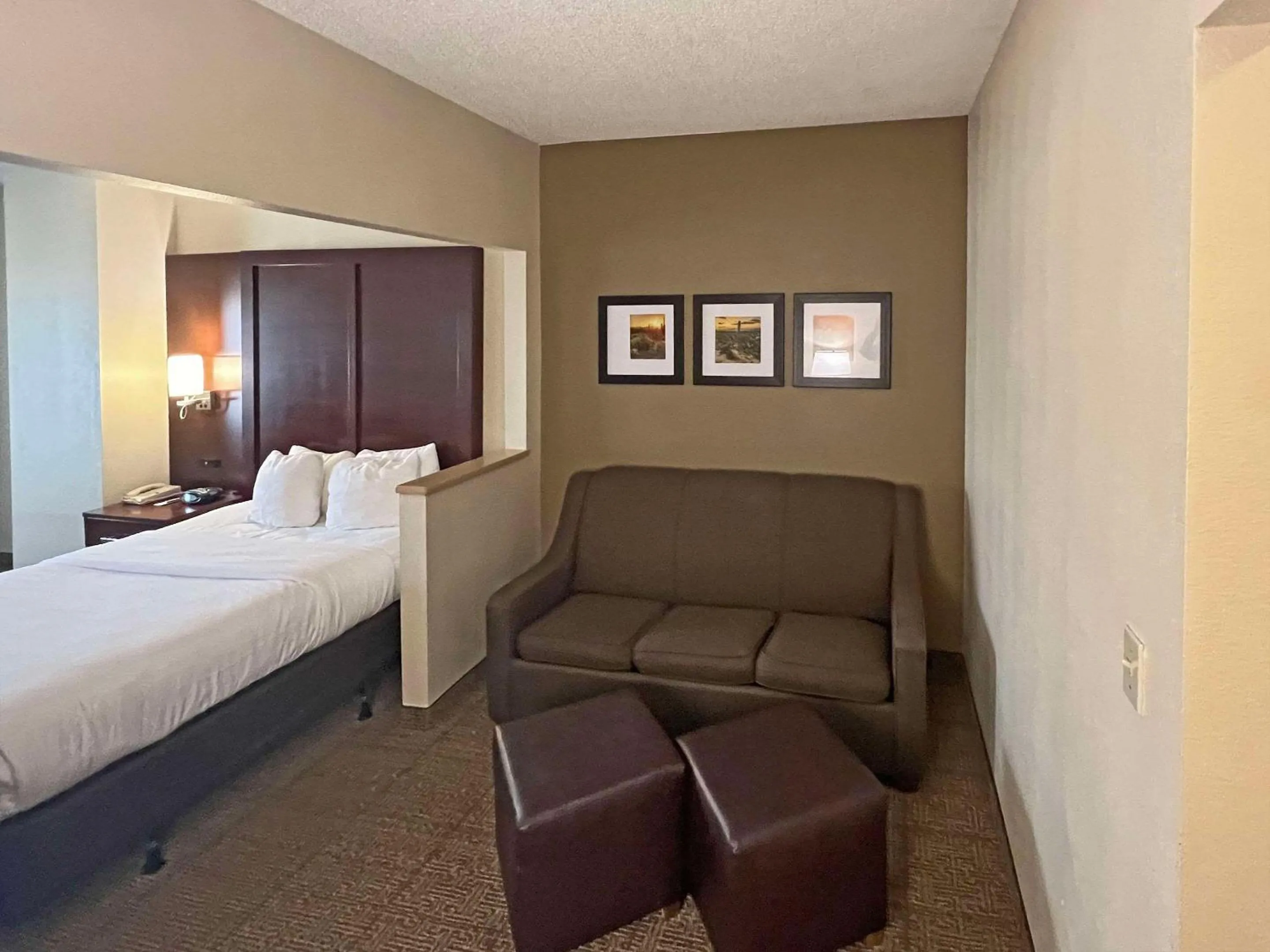 Bedroom, Bed in Comfort Suites Peoria Sports Complex
