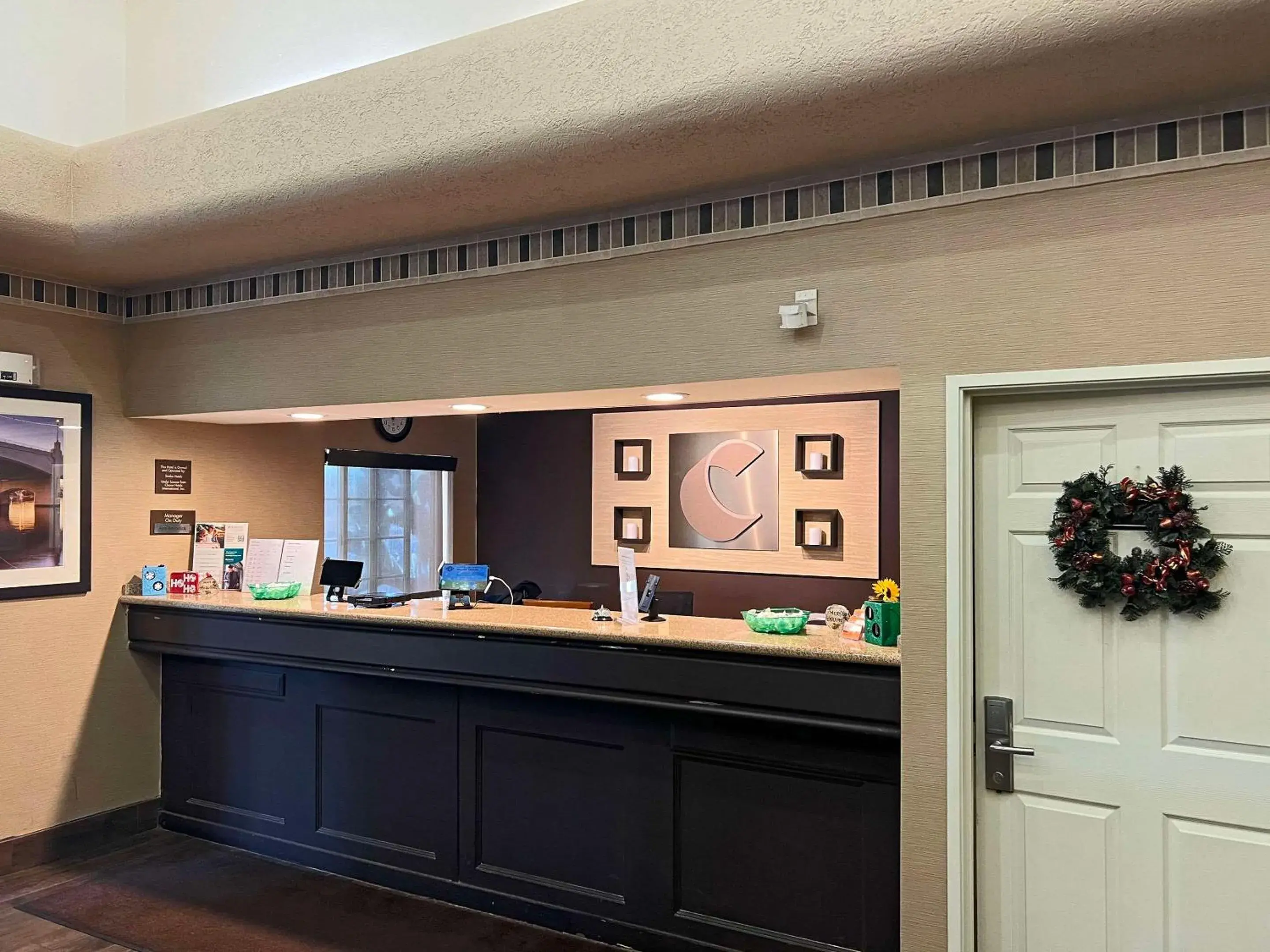 Lobby or reception in Comfort Suites Peoria Sports Complex Lobby or reception in Comfort Suites Peoria Sports Complex