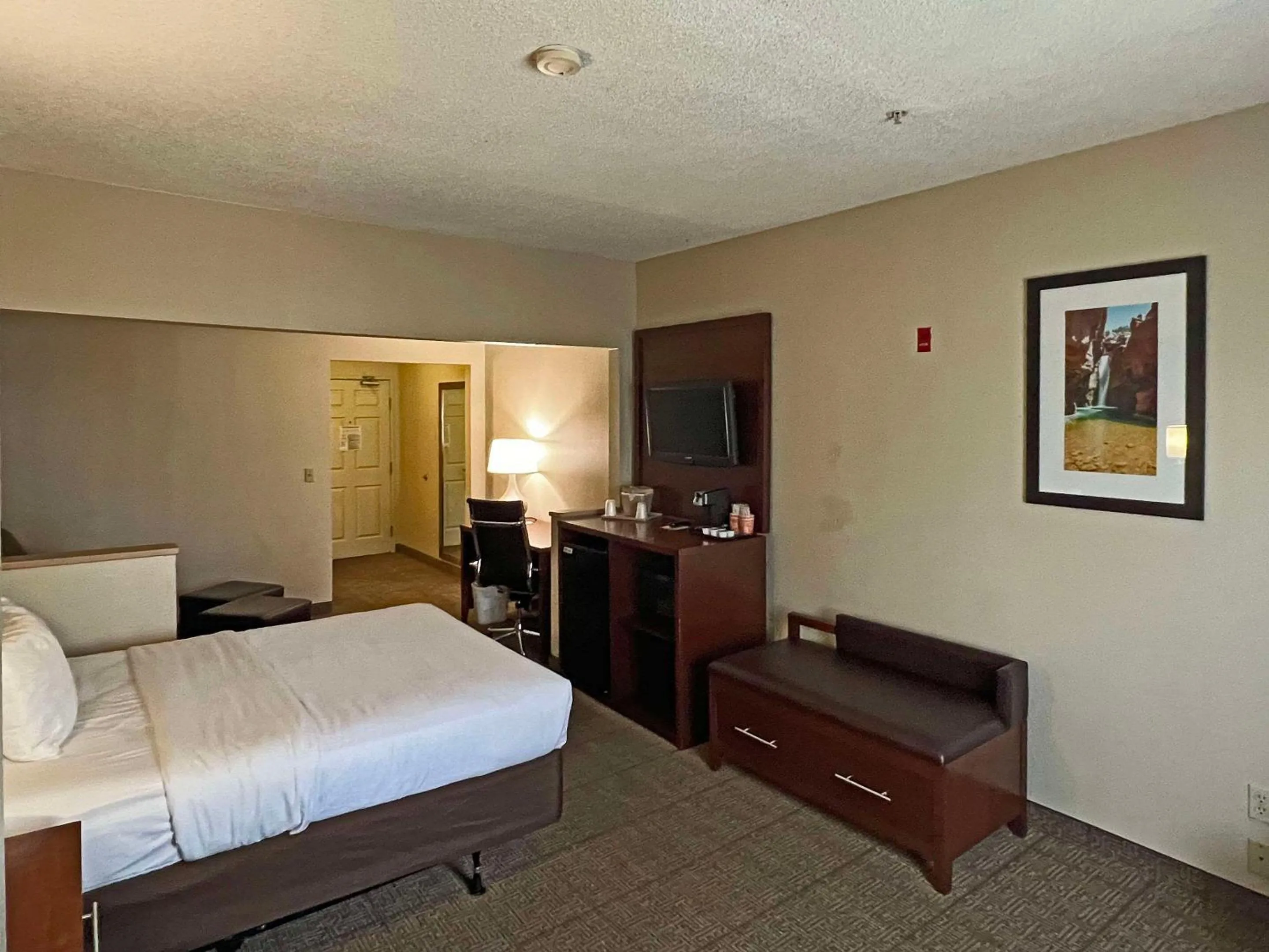 Bedroom, Bed in Comfort Suites Peoria Sports Complex