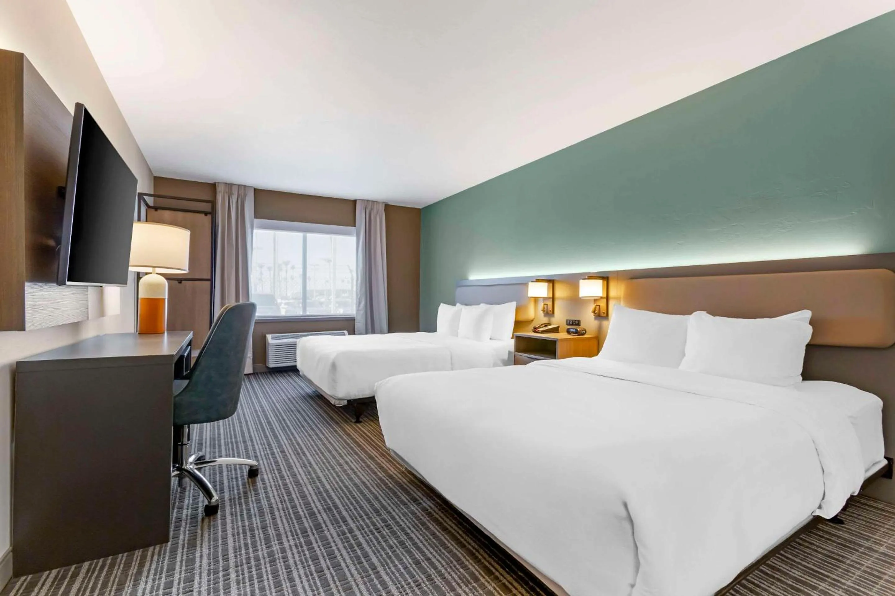 Bedroom, Bed in Comfort Suites at Tucson Mall