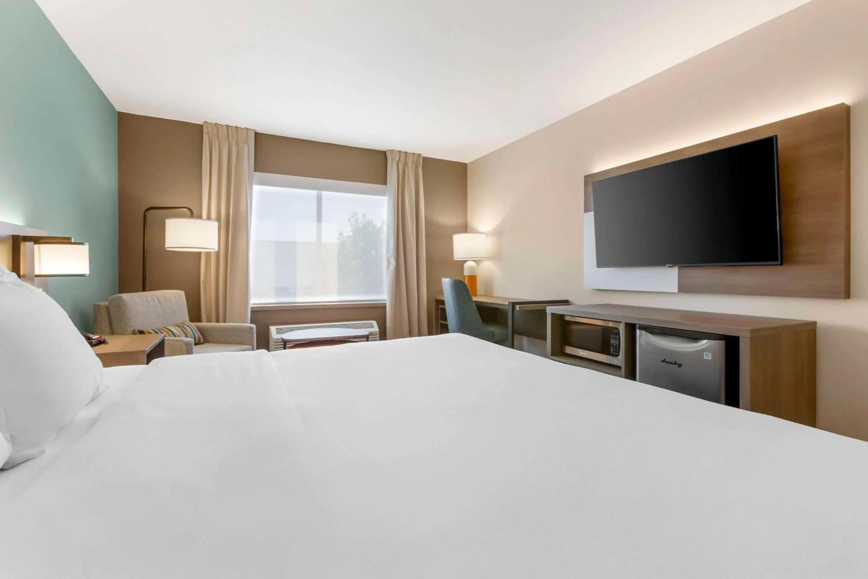 Bedroom, Bed in Comfort Suites at Tucson Mall