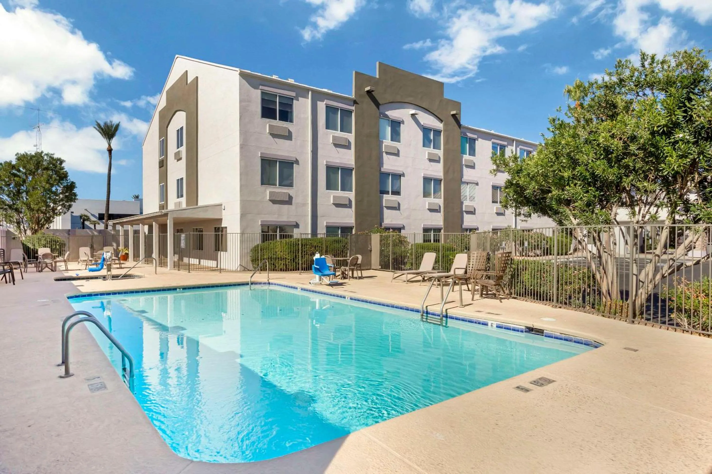 Swimming pool in Comfort Suites at Tucson Mall