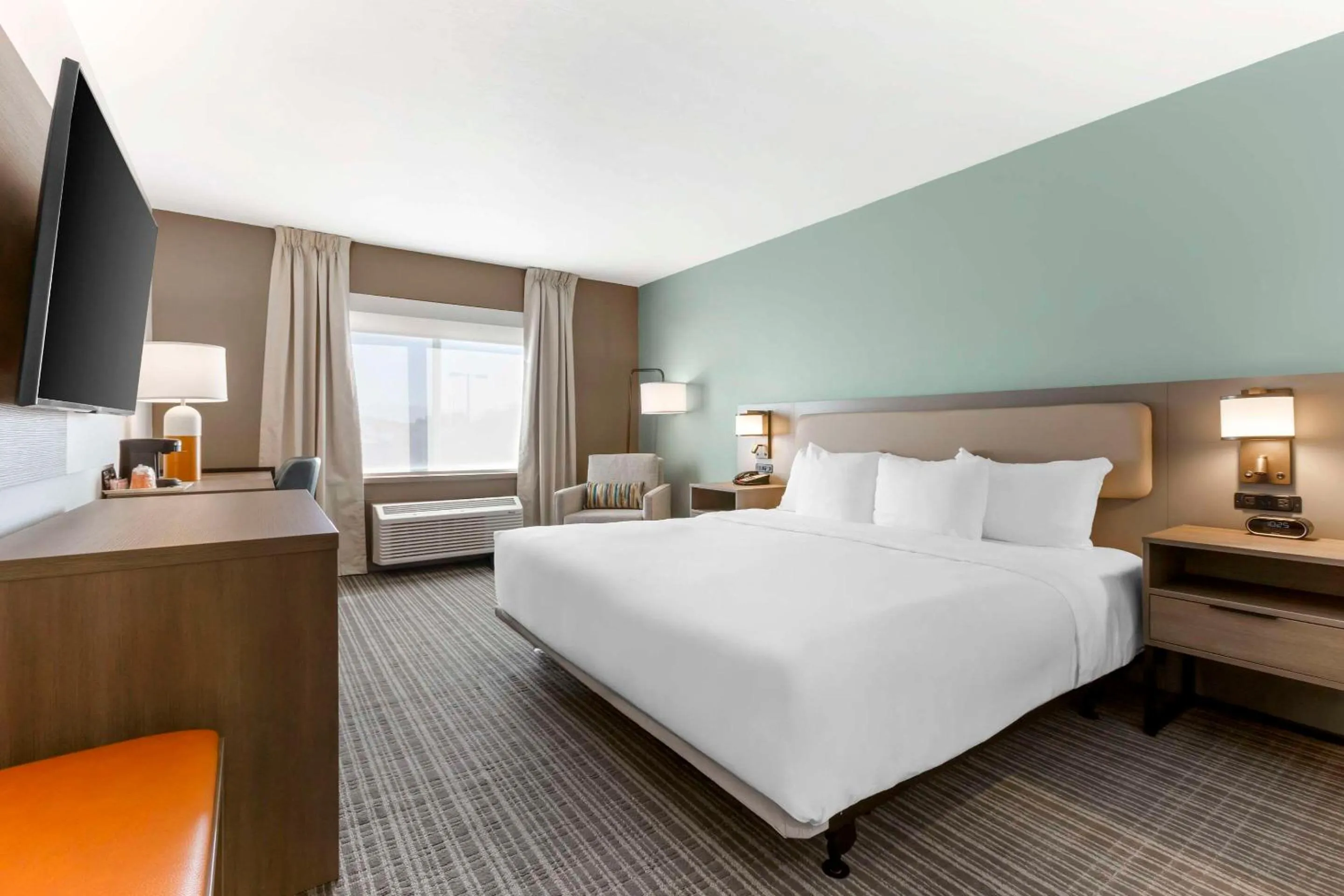 Bedroom, Bed in Comfort Suites at Tucson Mall