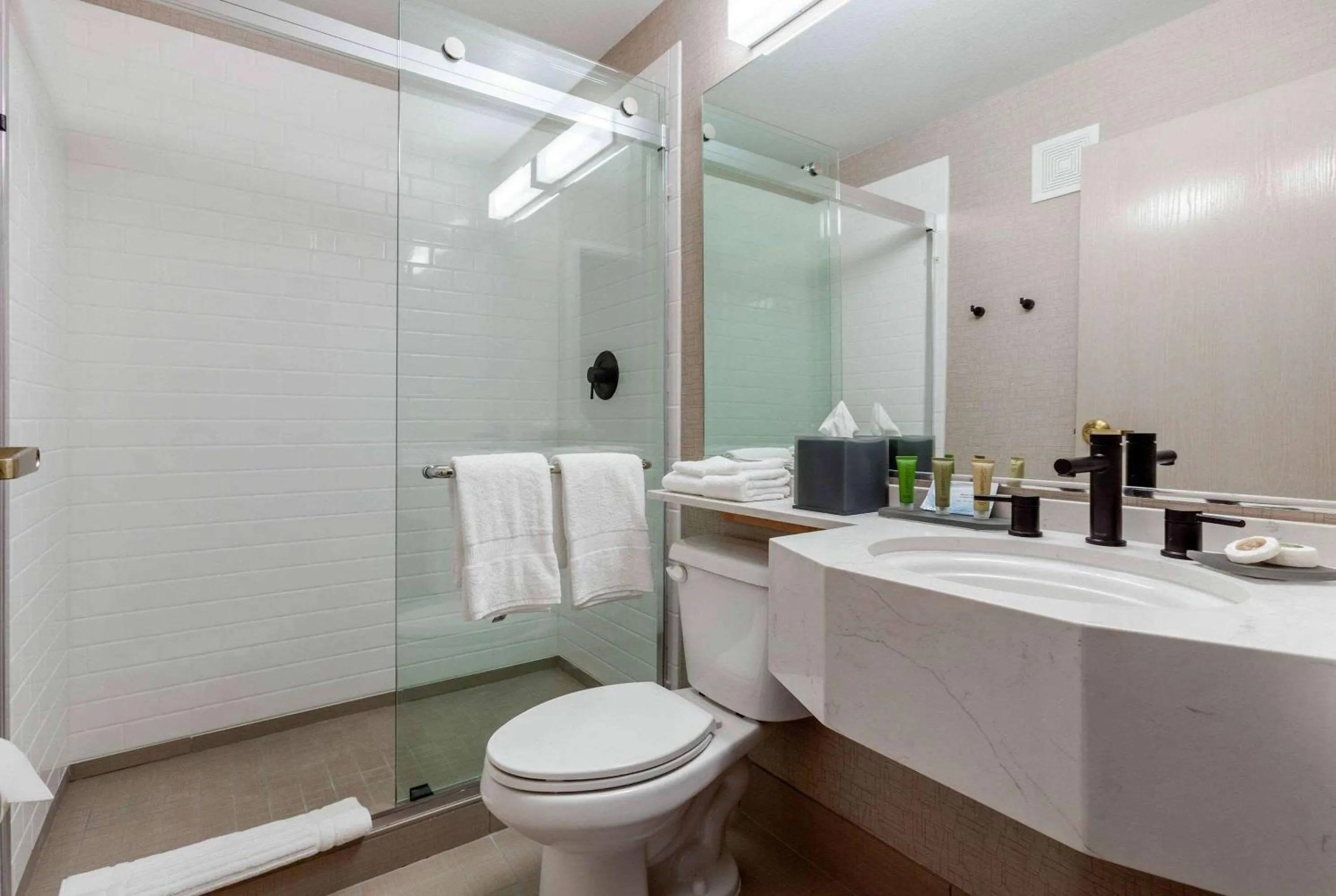 Bathroom in La Quinta Inn & Suites by Wyndham Tempe University, Phoenix