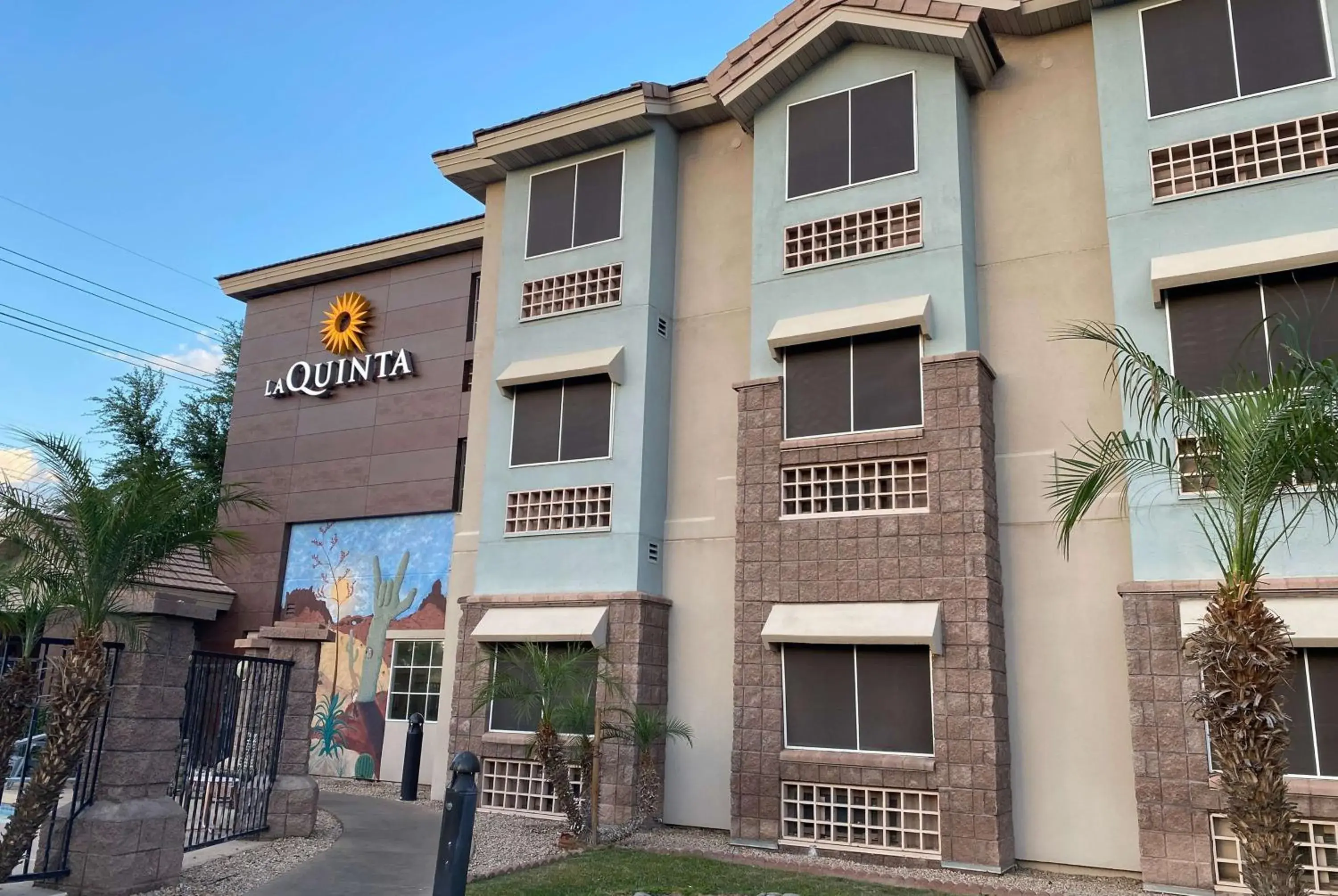 Property building in La Quinta Inn & Suites by Wyndham Tempe University, Phoenix Property building in La Quinta Inn & Suites by Wyndham Tempe University, Phoenix