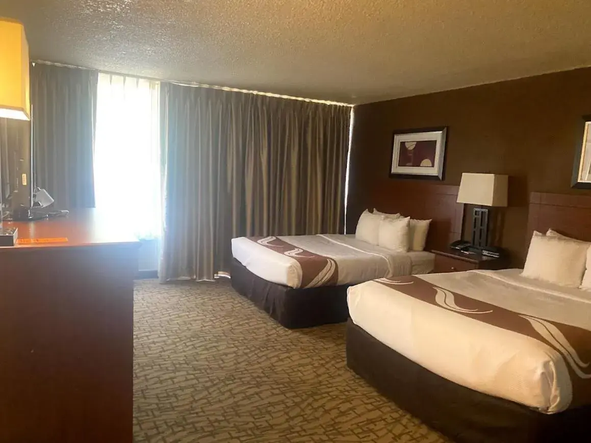 Bed in Quality Inn View of Lake Powell - Page Bed in Quality Inn View of Lake Powell - Page