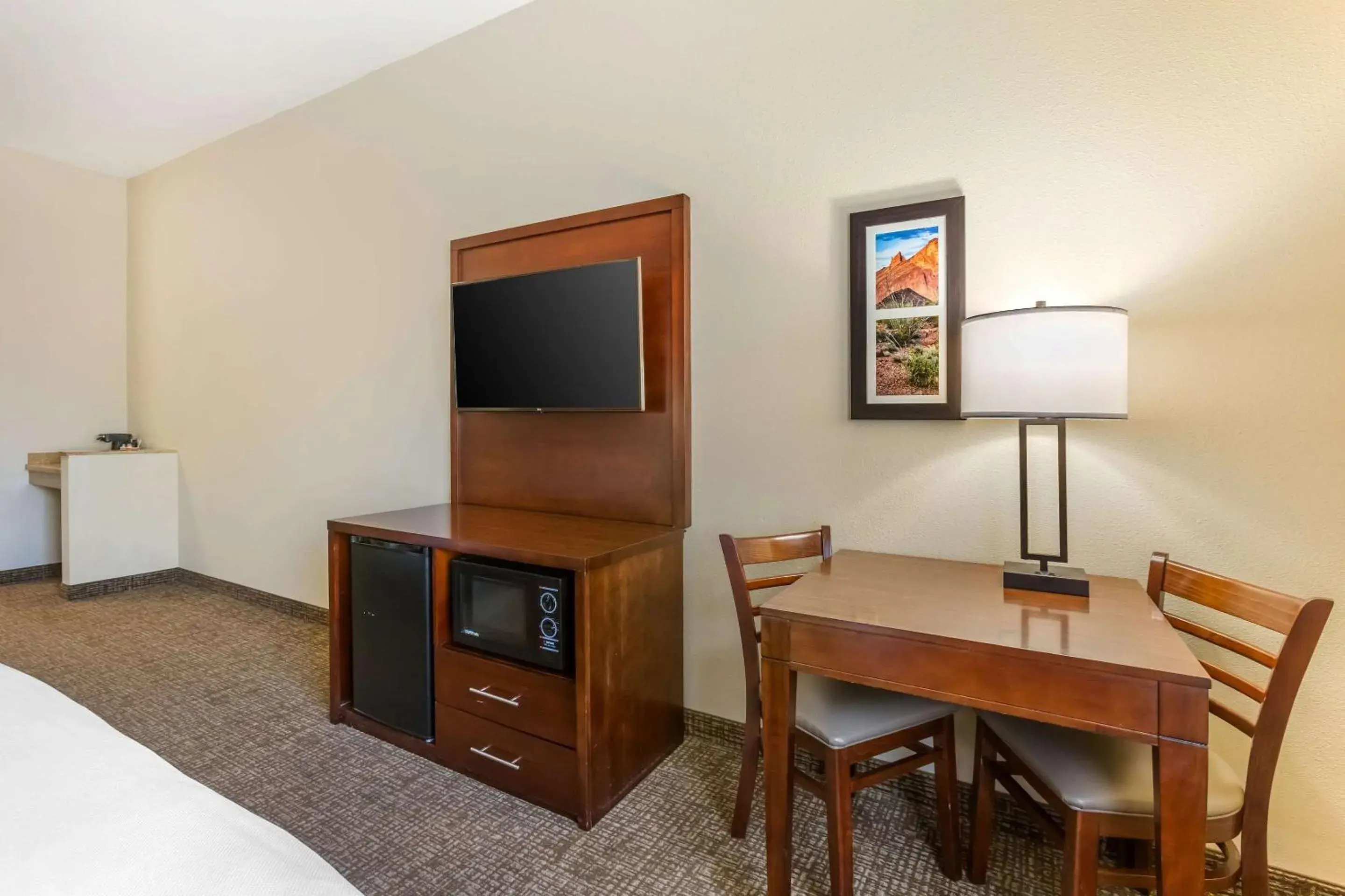 TV and multimedia, Bed in Comfort Inn and Suites Yuma I-8 TV and multimedia, Bed in Comfort Inn and Suites Yuma I-8