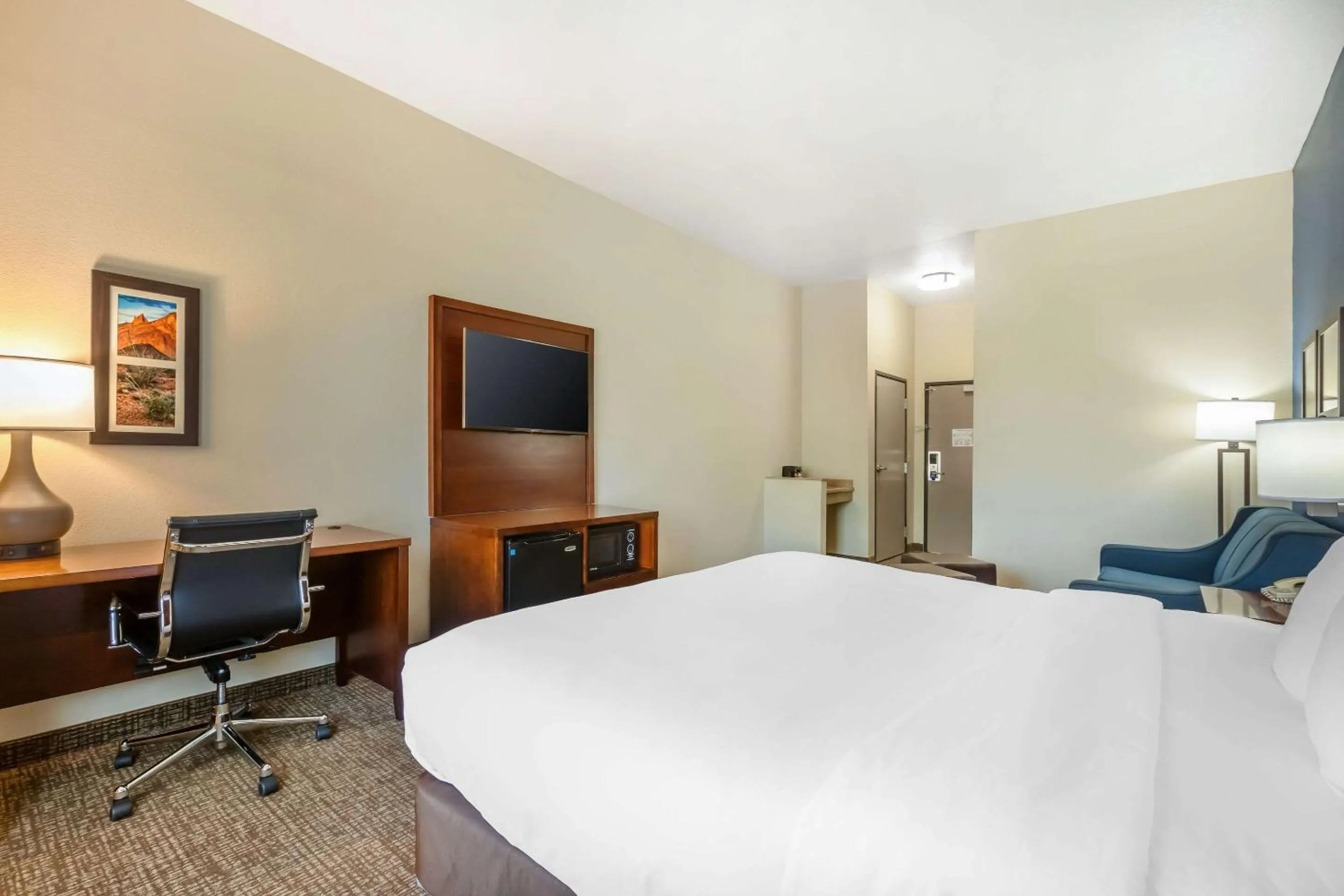 TV and multimedia, Bed in Comfort Inn and Suites Yuma I-8