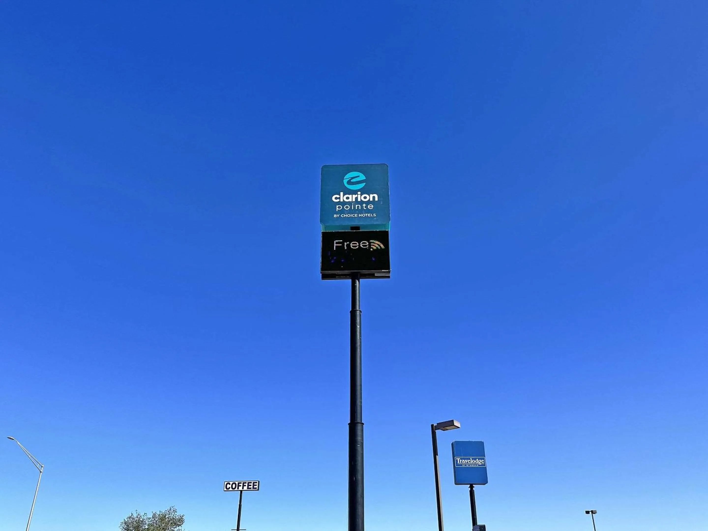 Property building in Clarion Pointe Winslow I-40