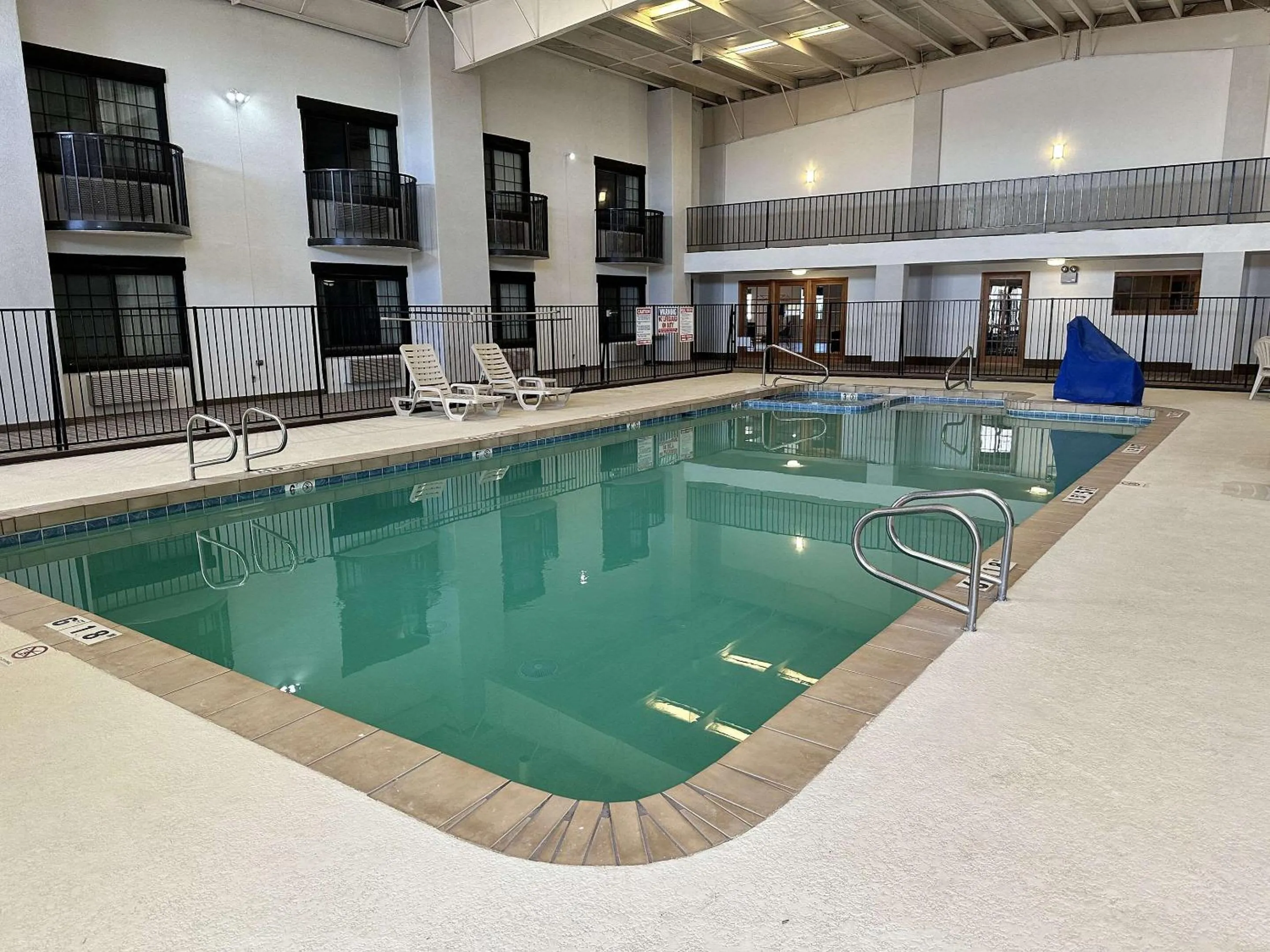 Swimming pool in Clarion Pointe Winslow I-40