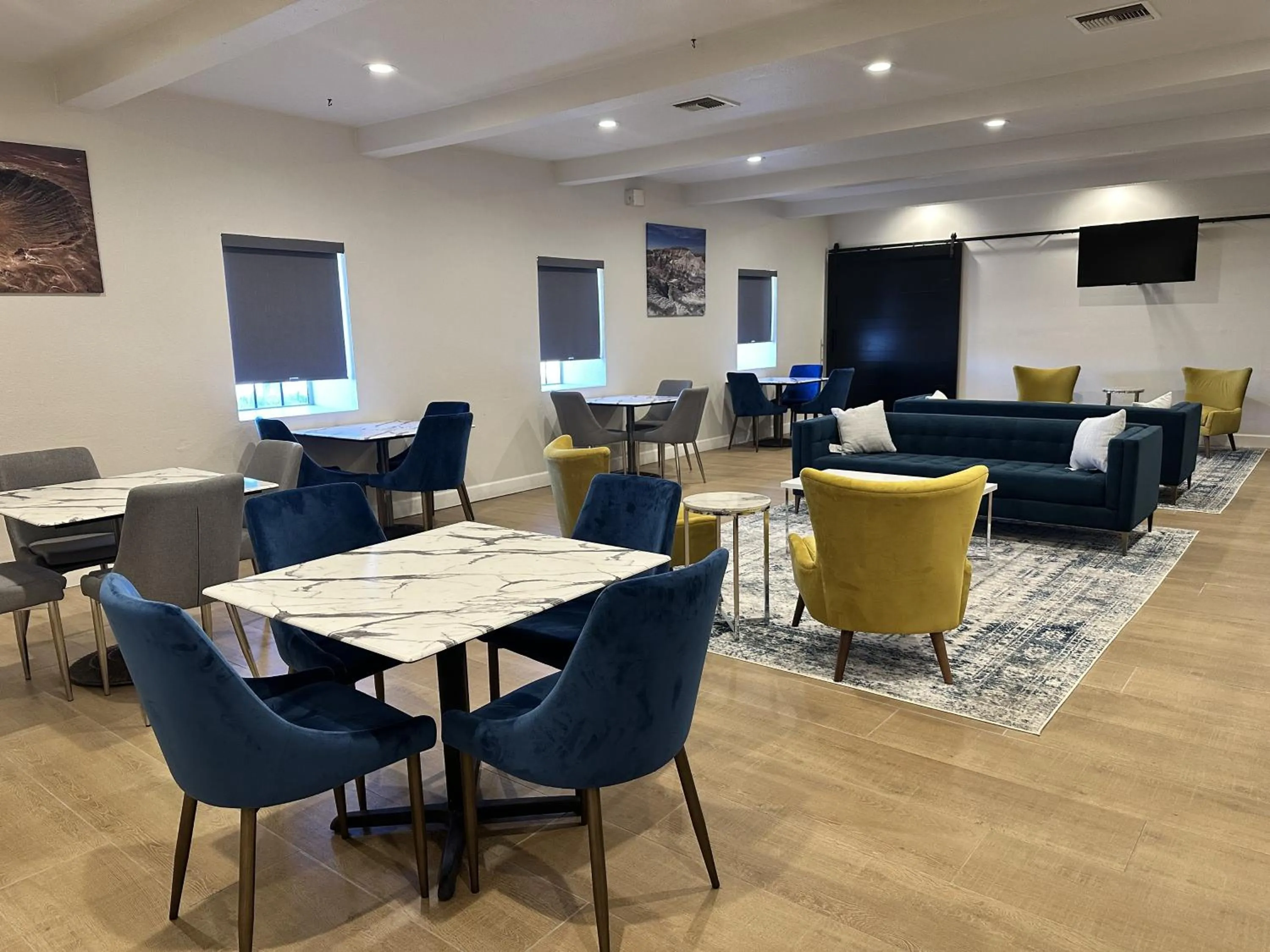 Lounge or bar in Clarion Pointe Winslow I-40