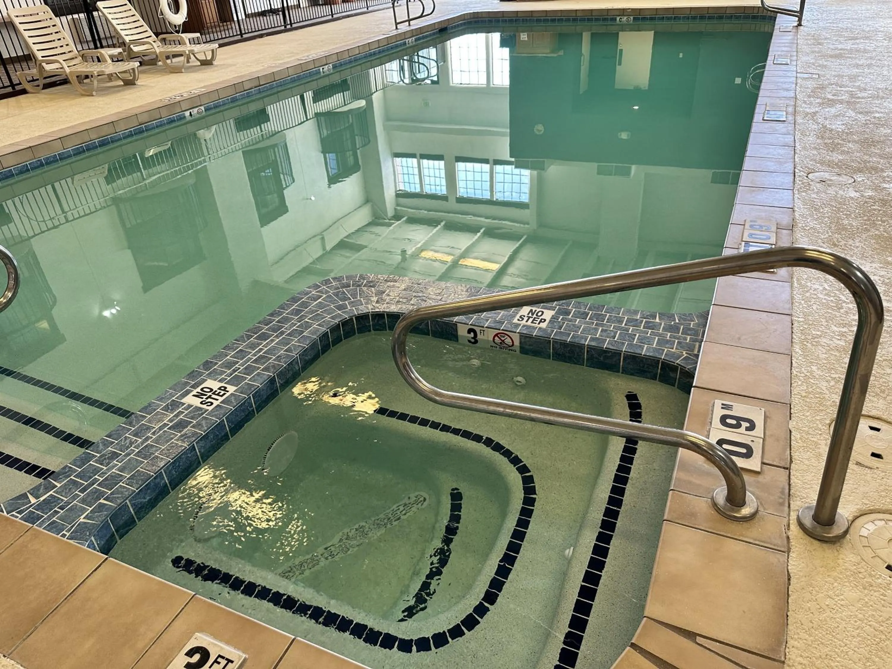 Swimming pool in Clarion Pointe Winslow I-40