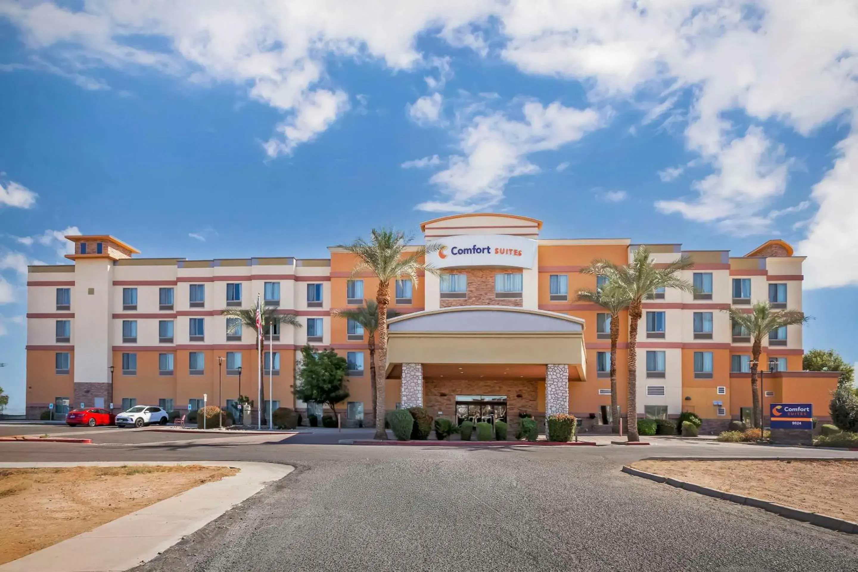 Property building in Comfort Suites Glendale - State Farm Stadium Area Property building in Comfort Suites Glendale - State Farm Stadium Area