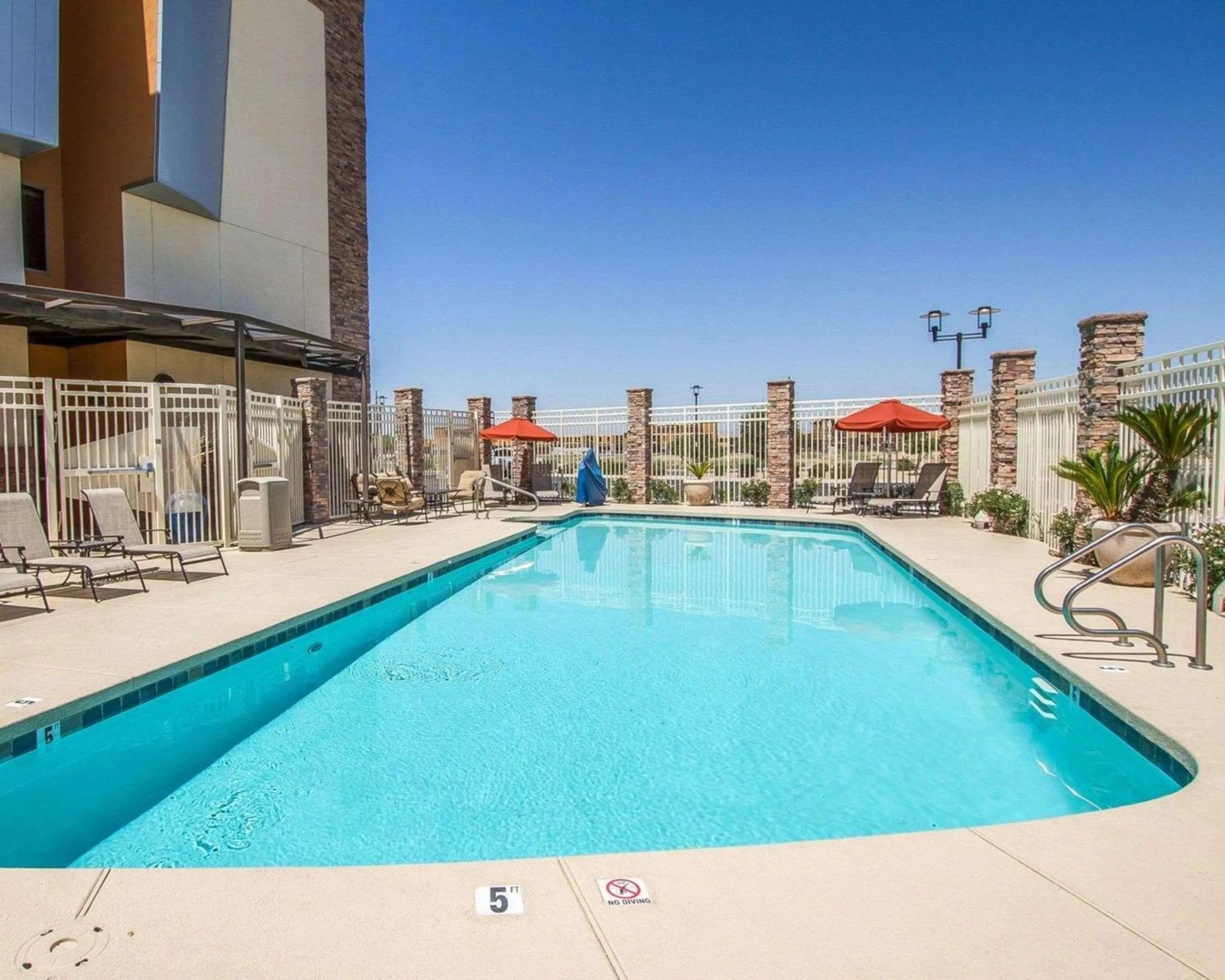 Swimming pool in Comfort Suites Glendale - State Farm Stadium Area