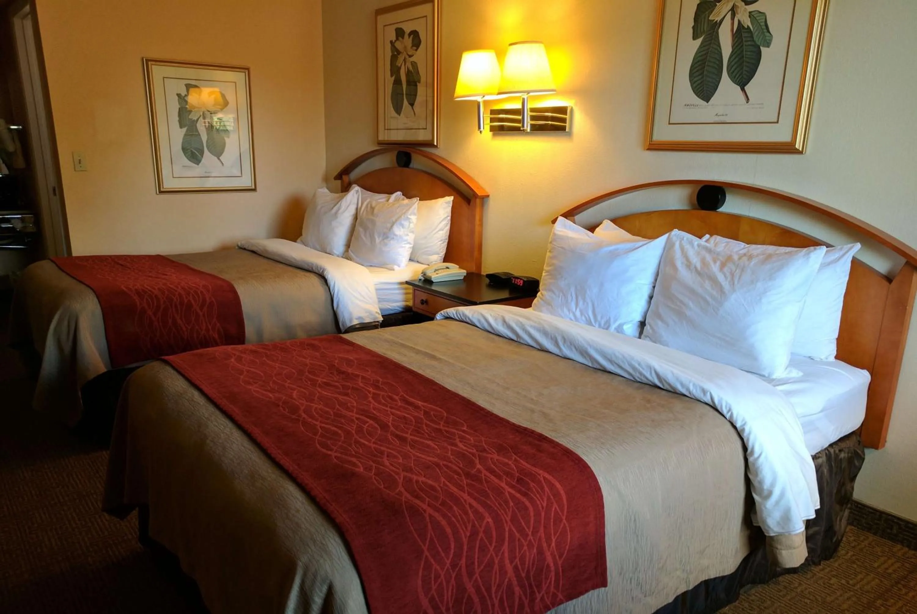 Photo of the whole room, Bed in Days Inn by Wyndham Prescott