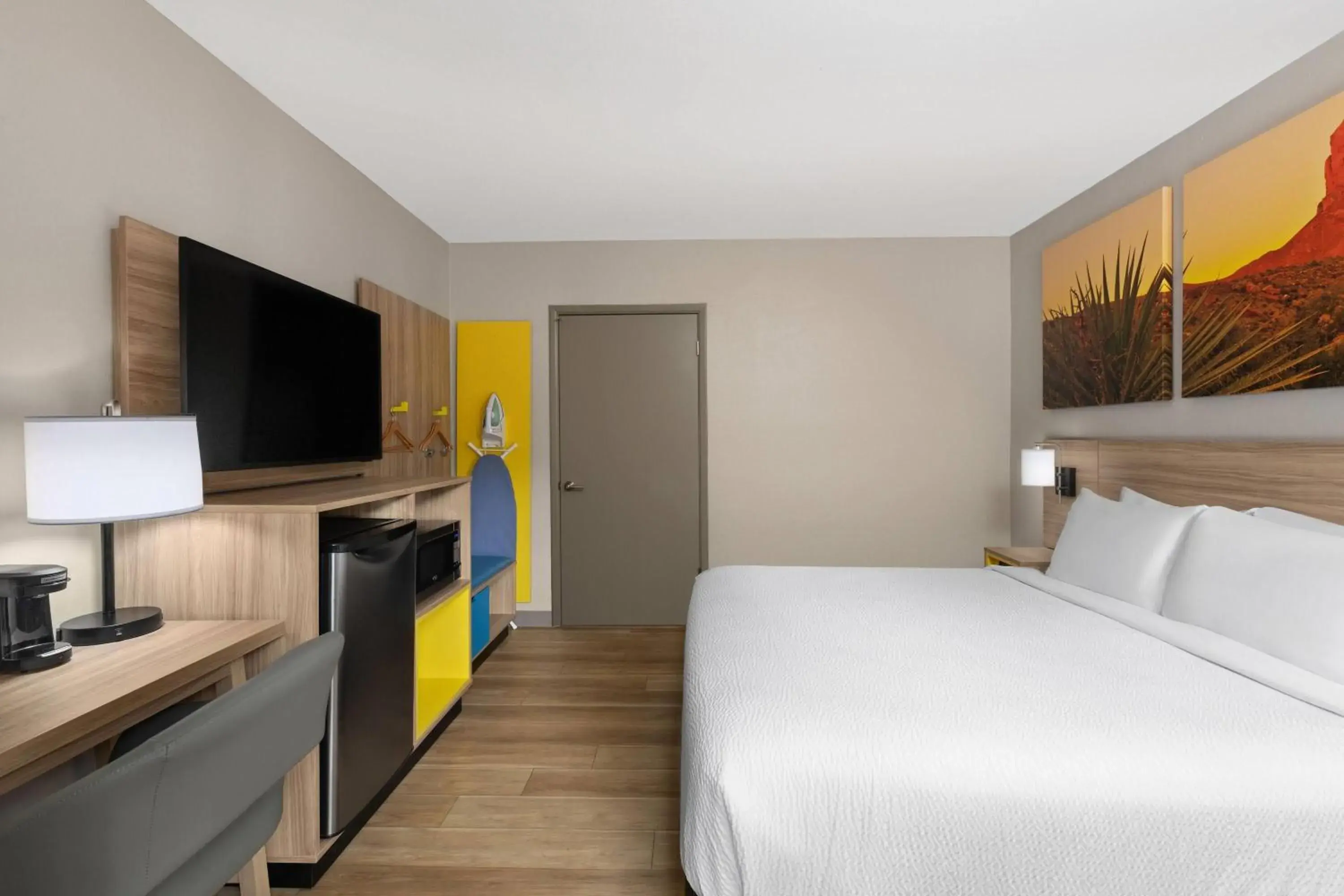 King Room with Roll-In Shower - Mobility Access/Non-Smoking in Days Inn by Wyndham Prescott King Room with Roll-In Shower - Mobility Access/Non-Smoking in Days Inn by Wyndham Prescott