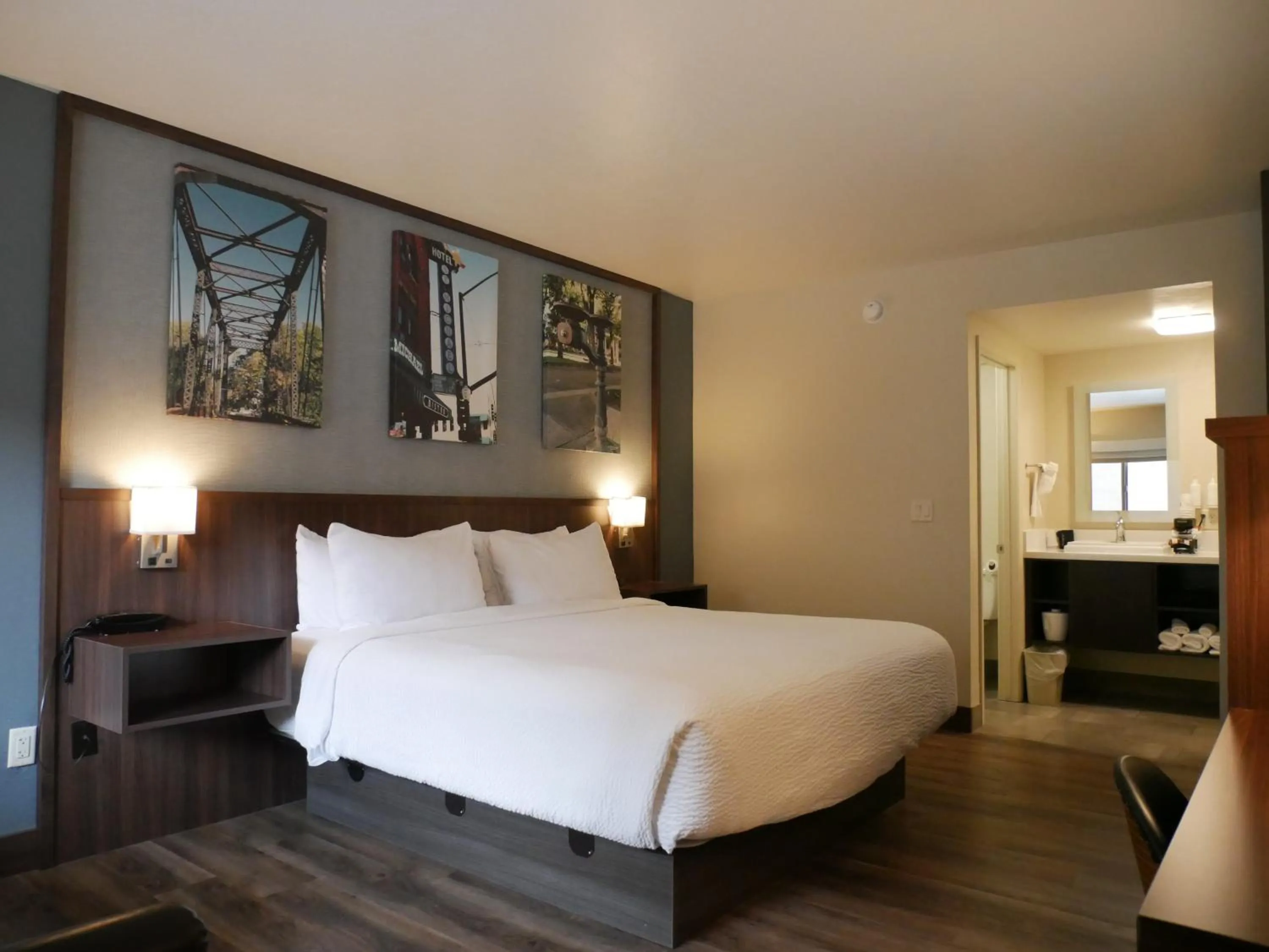 Bedroom, Bed in Days Inn by Wyndham Prescott