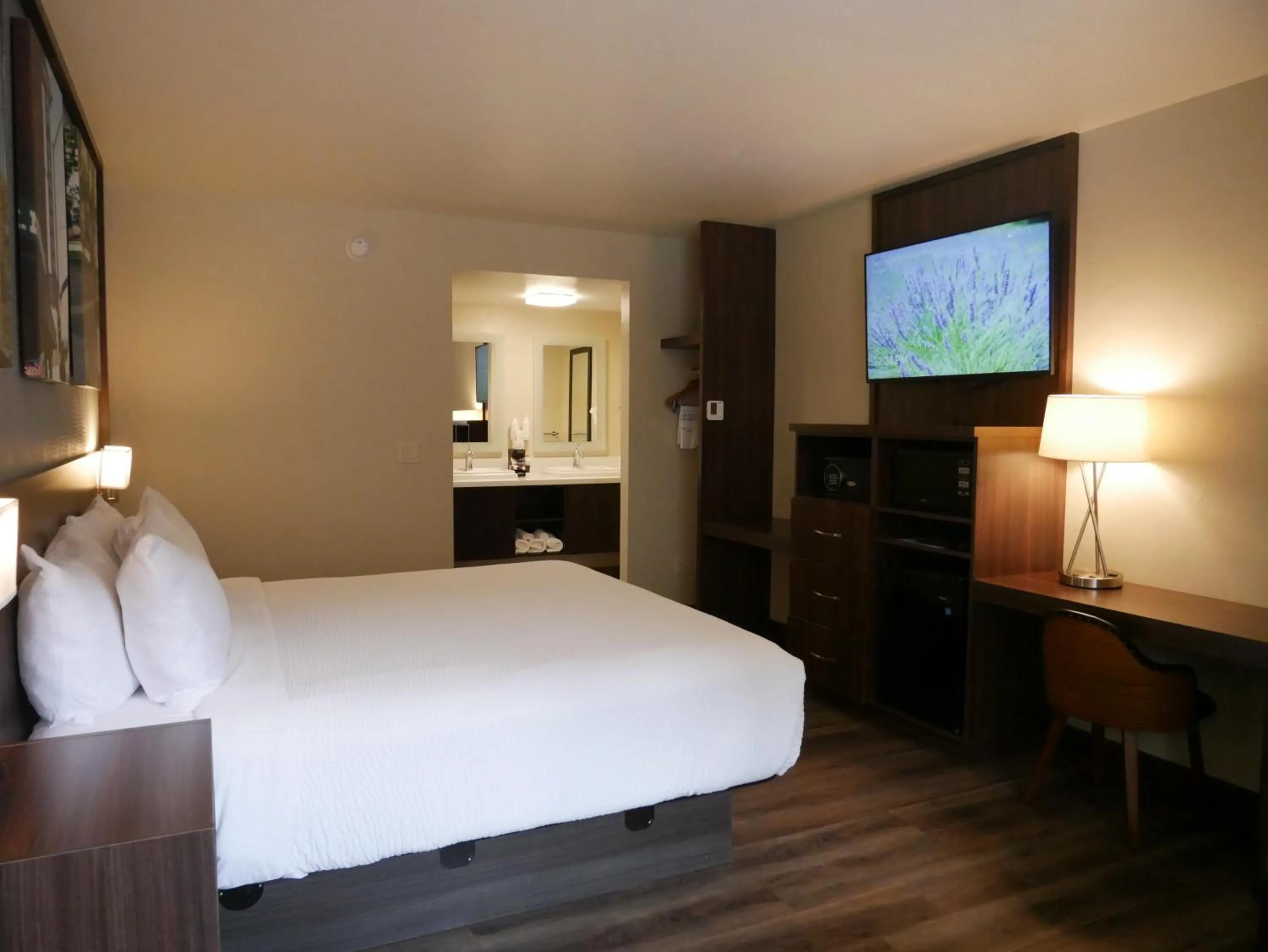 Bed in Days Inn by Wyndham Prescott